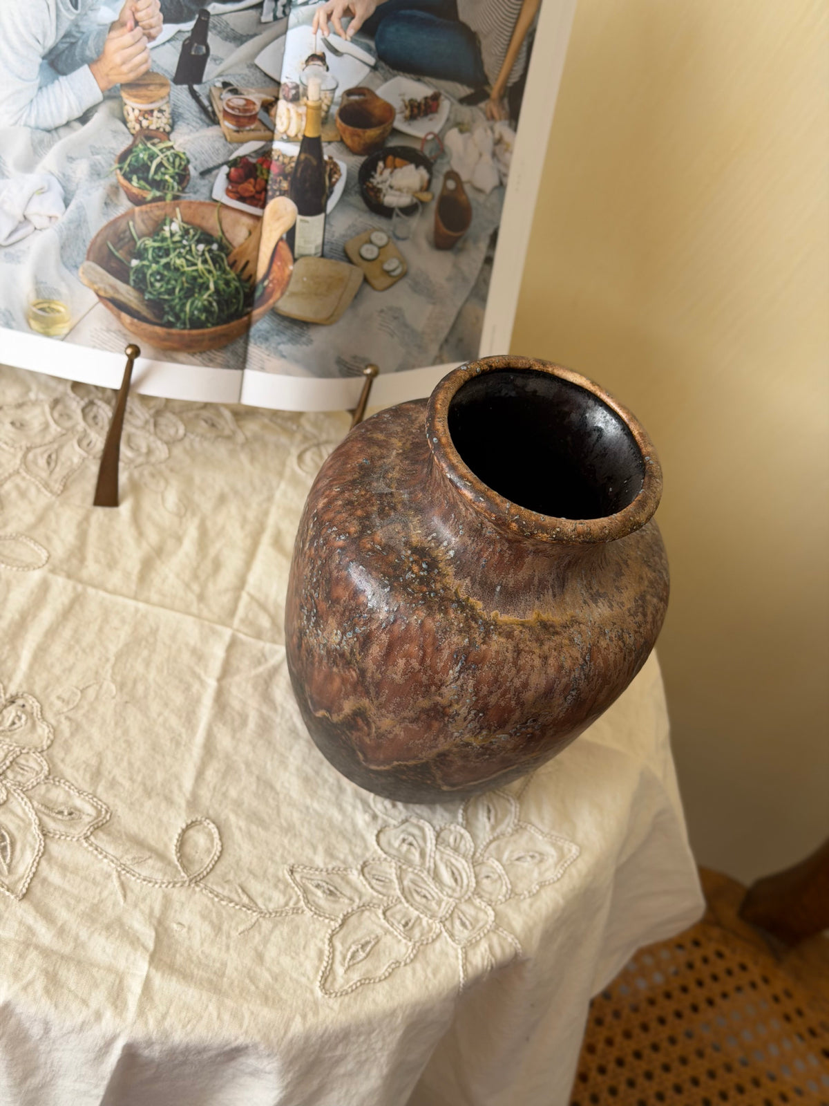 Vaza unică lucrată manual din ceramica glazurată