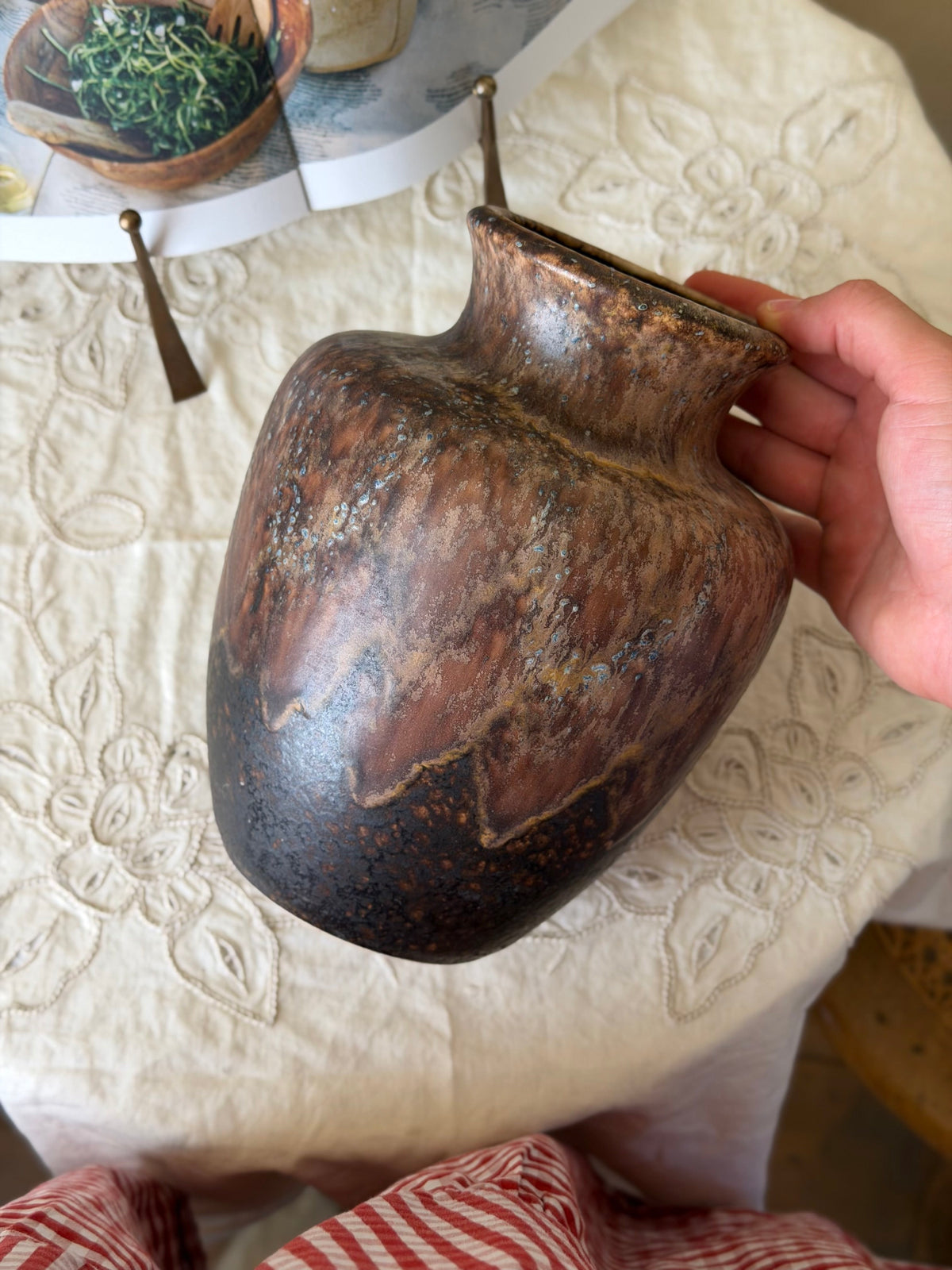 Vaza unică lucrată manual din ceramica glazurată