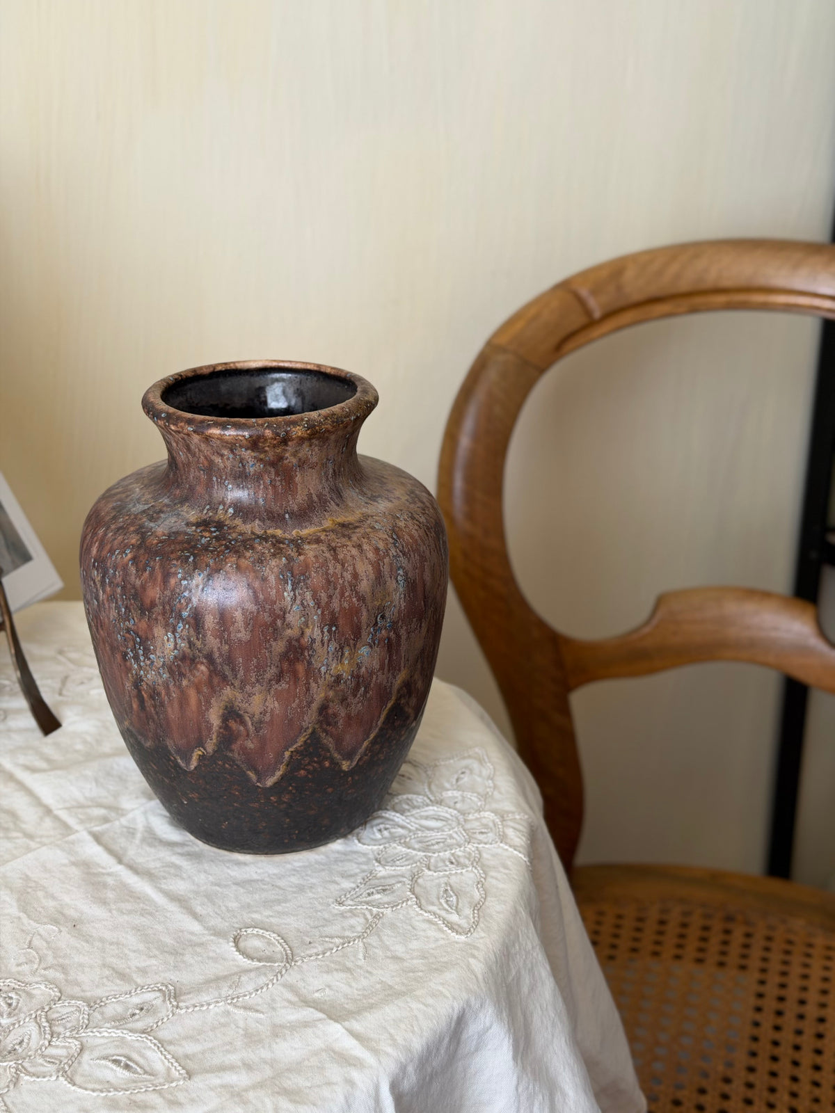 Vaza unică lucrată manual din ceramica glazurată