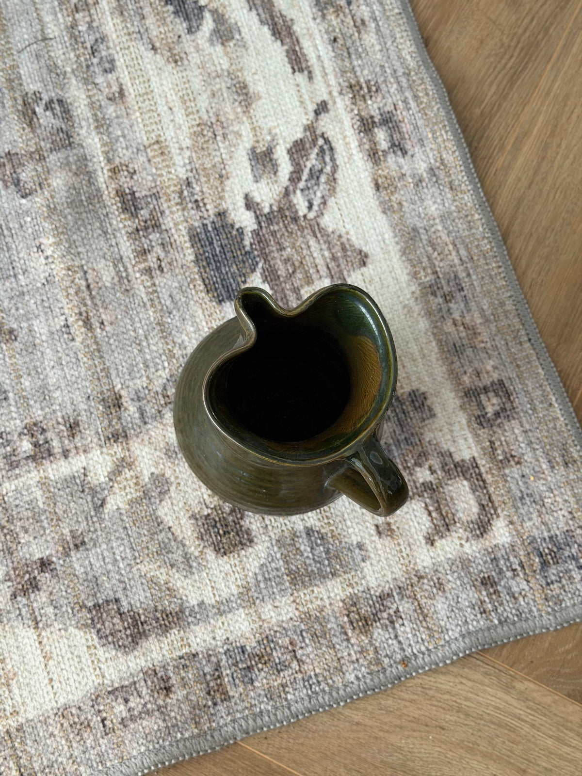 Ulcior unic din ceramica glazurată