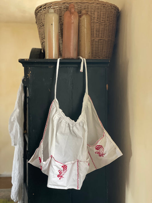 Șorț vintage brodat manual din bumbac
