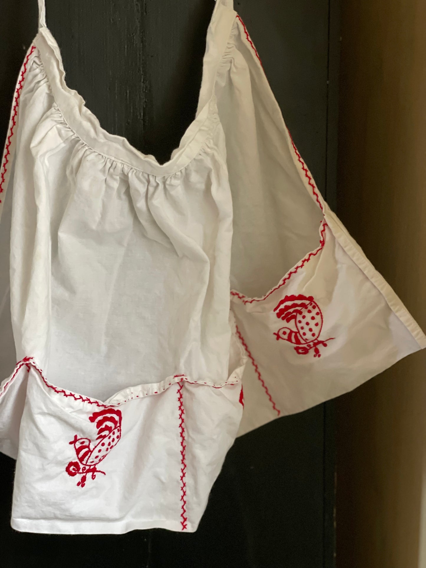 Șorț vintage brodat manual din bumbac