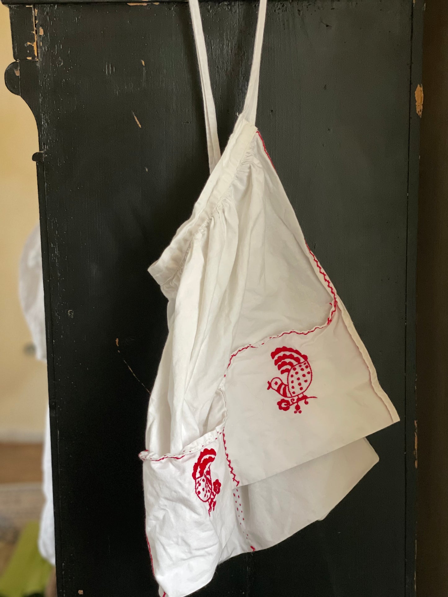 Șorț vintage brodat manual din bumbac