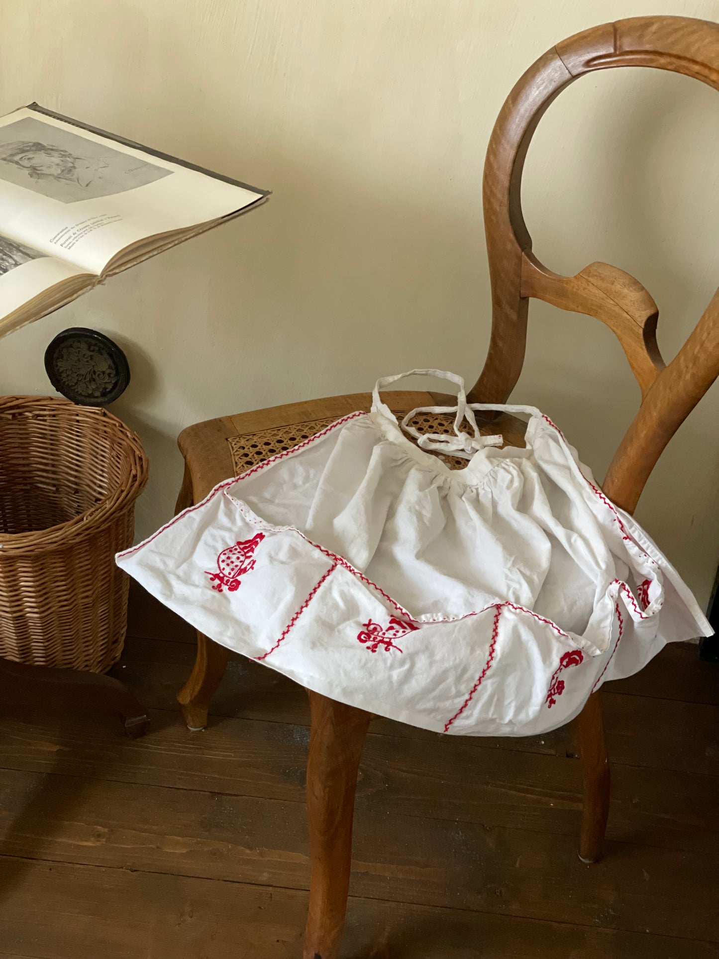 Șorț vintage brodat manual din bumbac