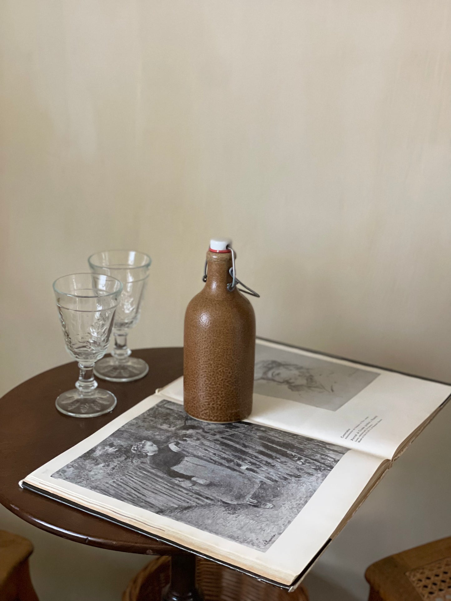 Recipient vintage din lut cu închidere ermetică