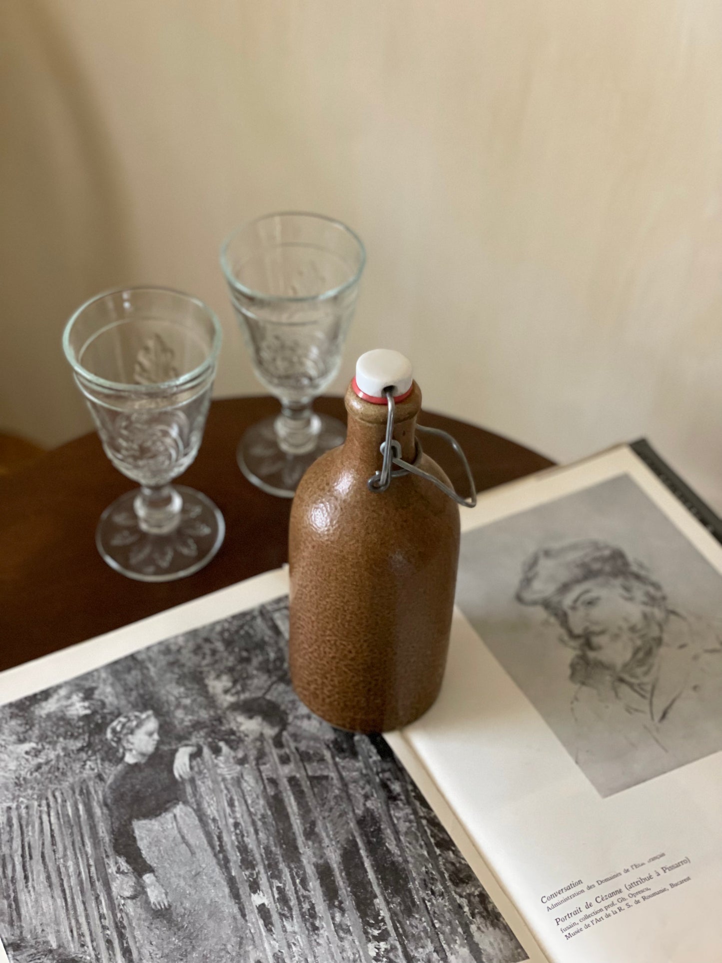 Recipient vintage din lut cu închidere ermetică