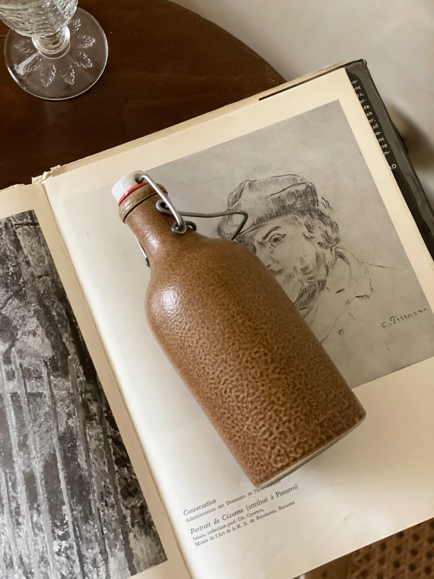 Recipient vintage din lut cu închidere ermetică