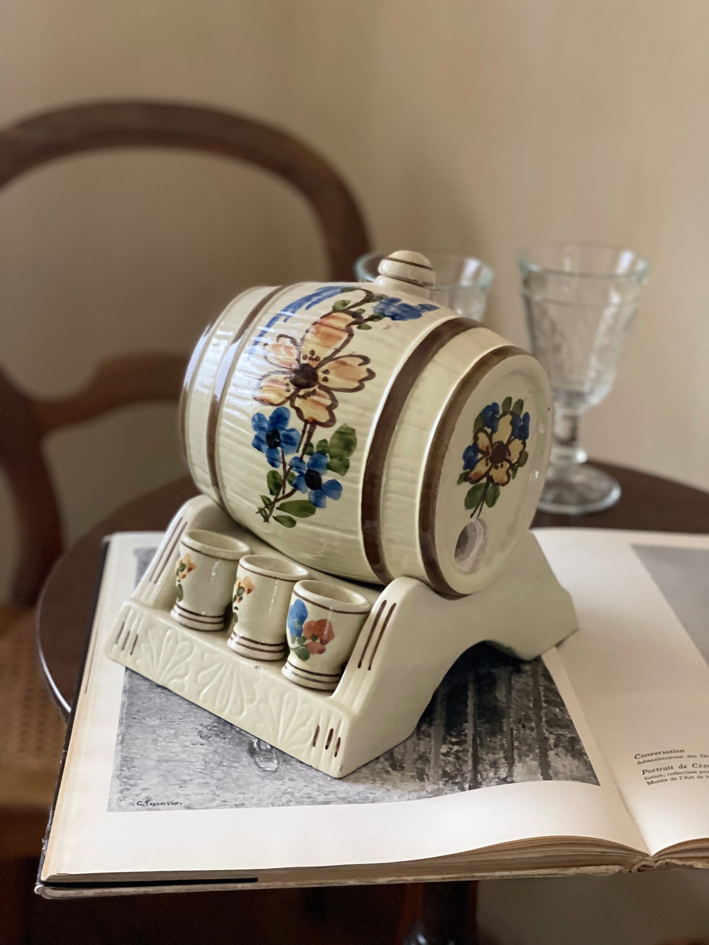 Butoi pentru băuturi alcoolice cu 6 pahare din ceramică pictată manual