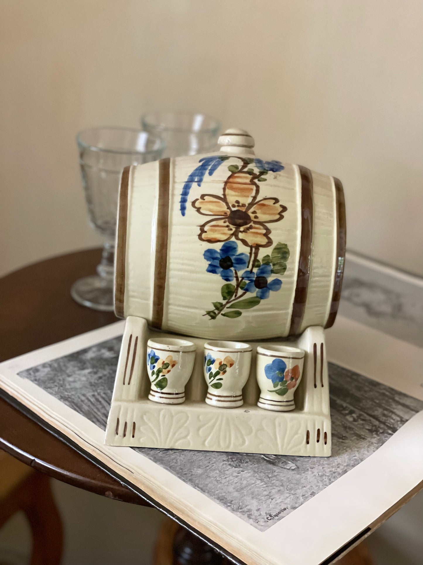 Butoi pentru băuturi alcoolice cu 6 pahare din ceramică pictată manual