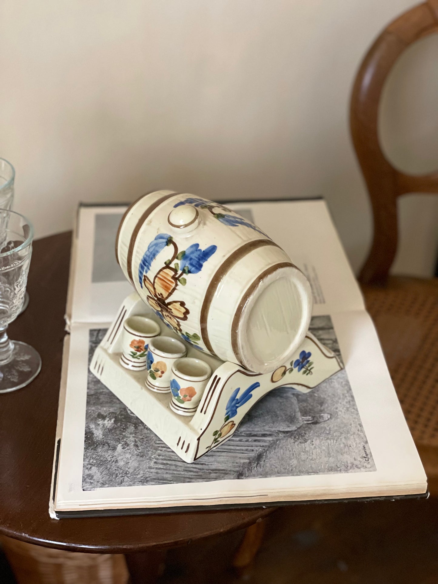 Butoi pentru băuturi alcoolice cu 6 pahare din ceramică pictată manual