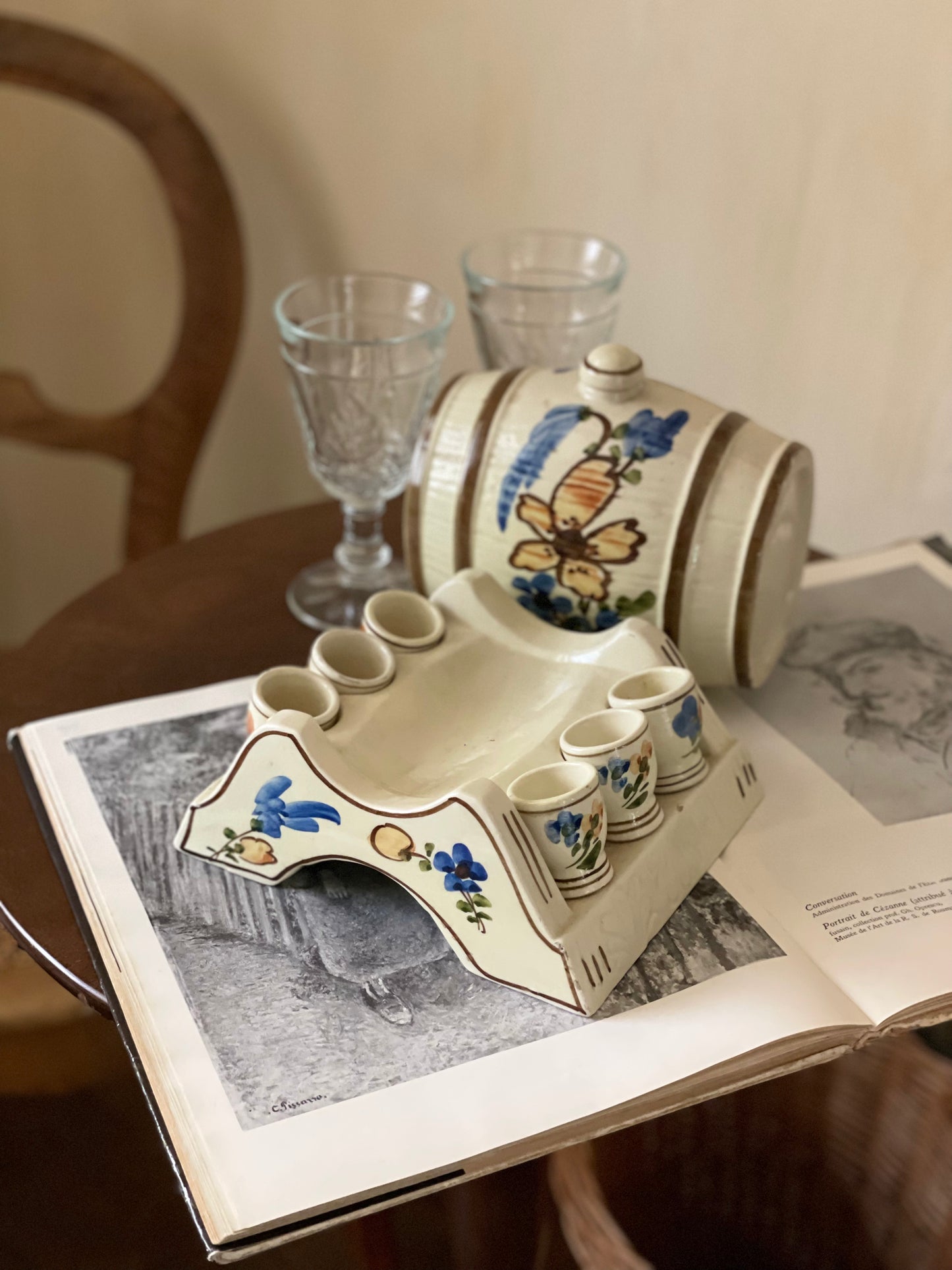 Butoi pentru băuturi alcoolice cu 6 pahare din ceramică pictată manual