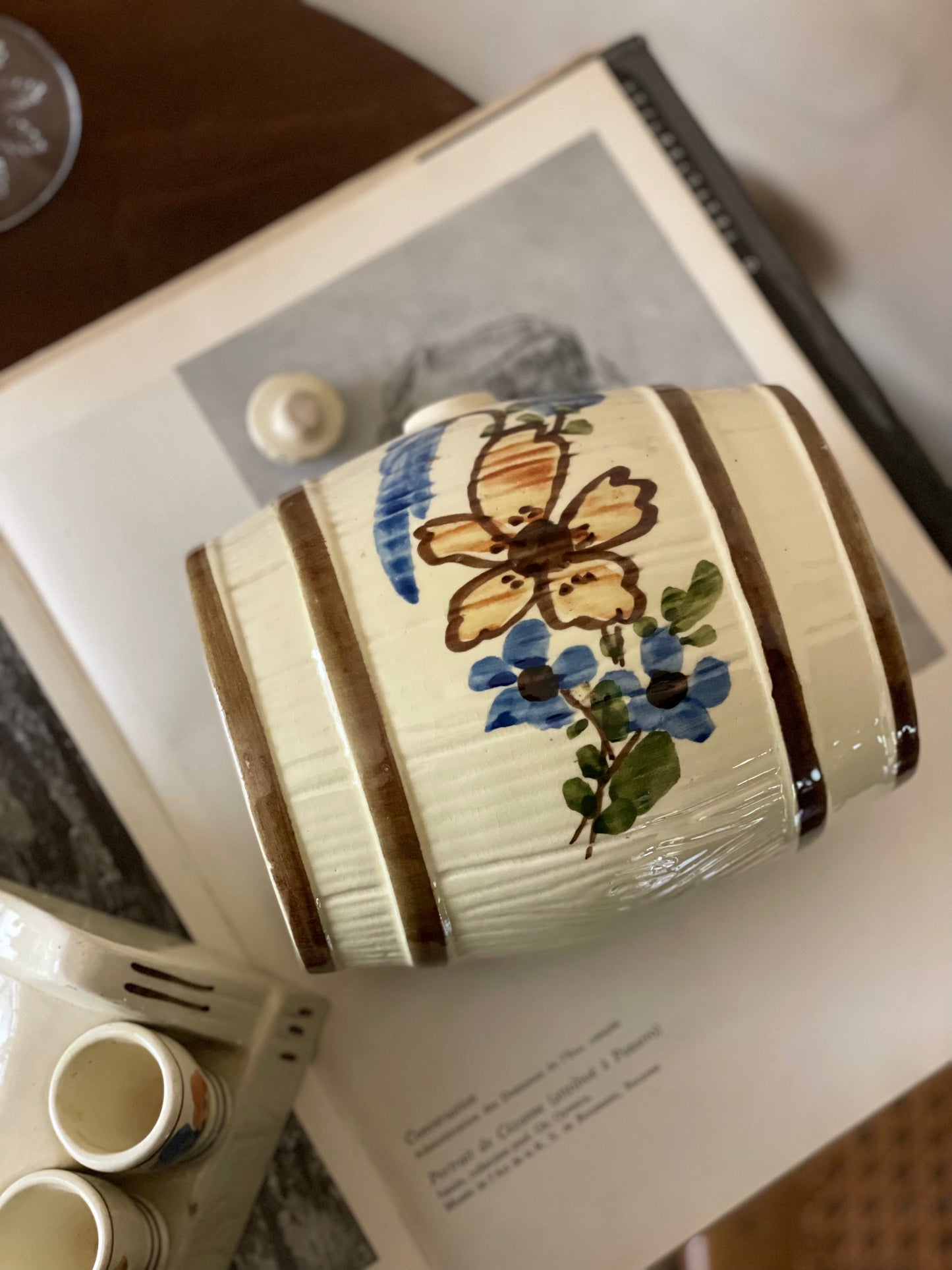 Butoi pentru băuturi alcoolice cu 6 pahare din ceramică pictată manual