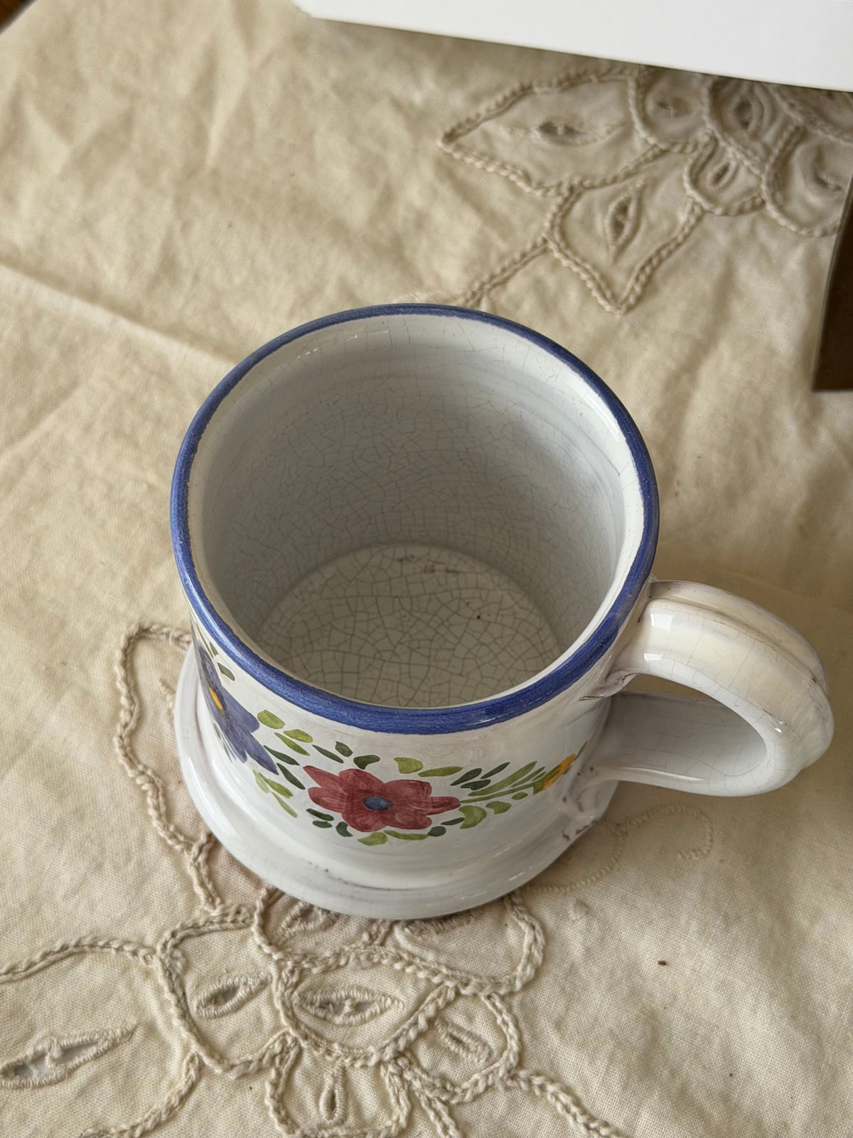 Diverse cani unice din ceramica lucrată manual