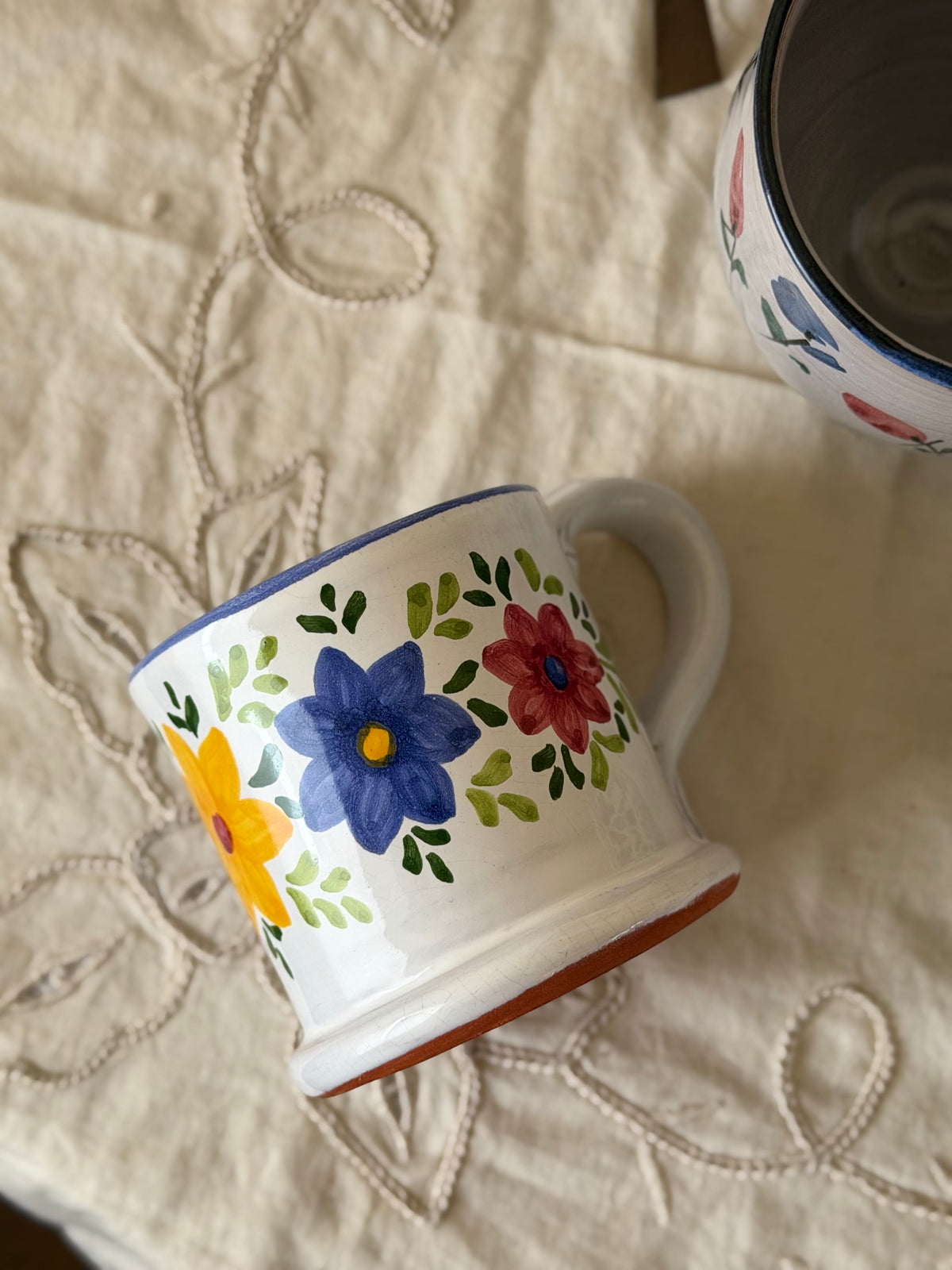 Diverse cani unice din ceramica lucrată manual