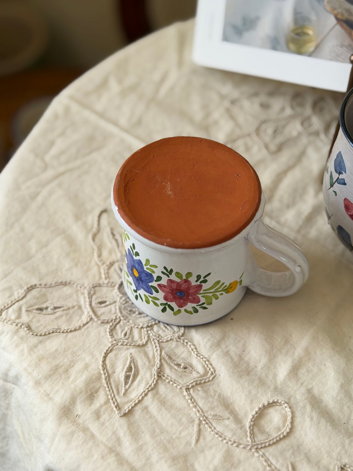 Diverse cani unice din ceramica lucrată manual