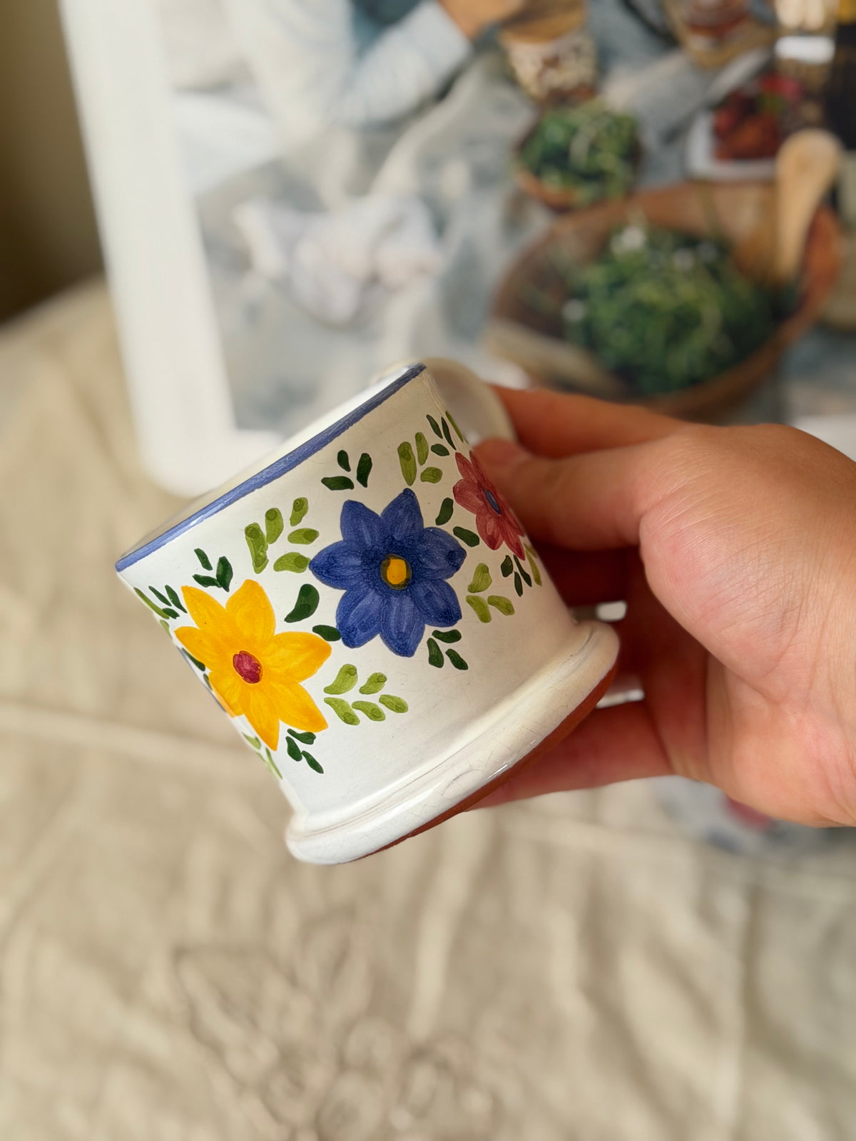 Diverse cani unice din ceramica lucrată manual