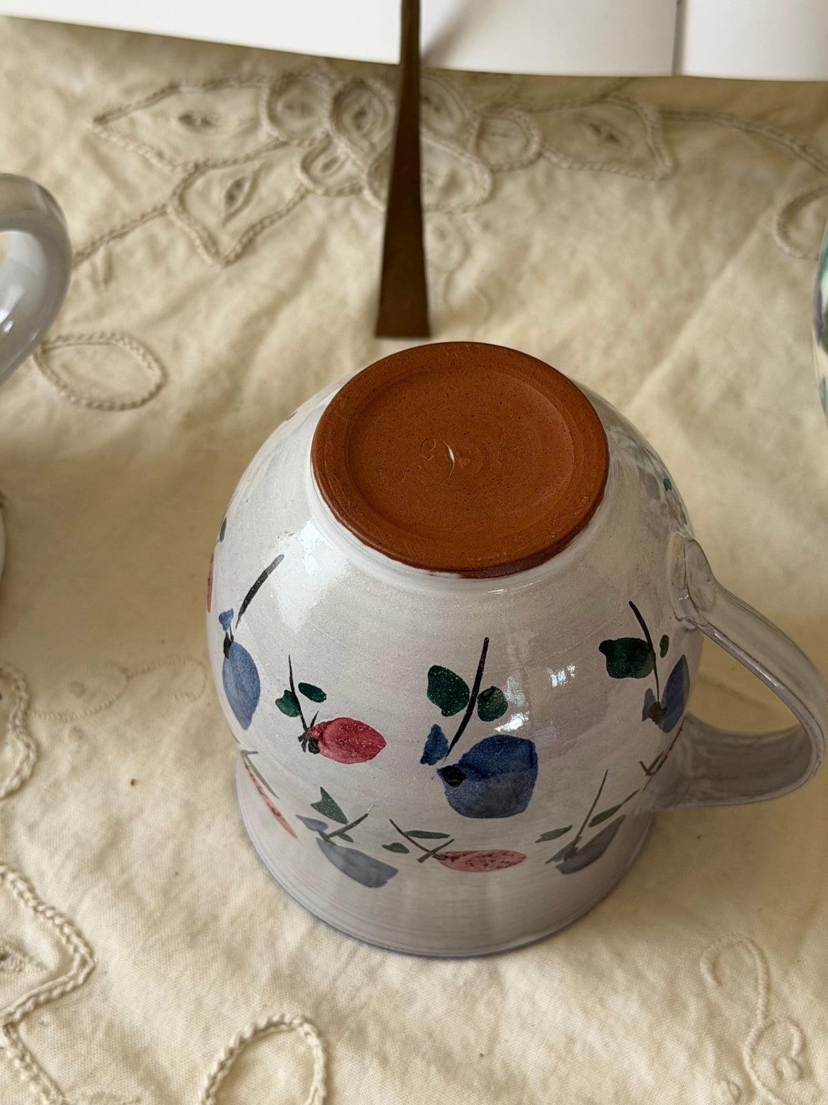 Diverse cani unice din ceramica lucrată manual