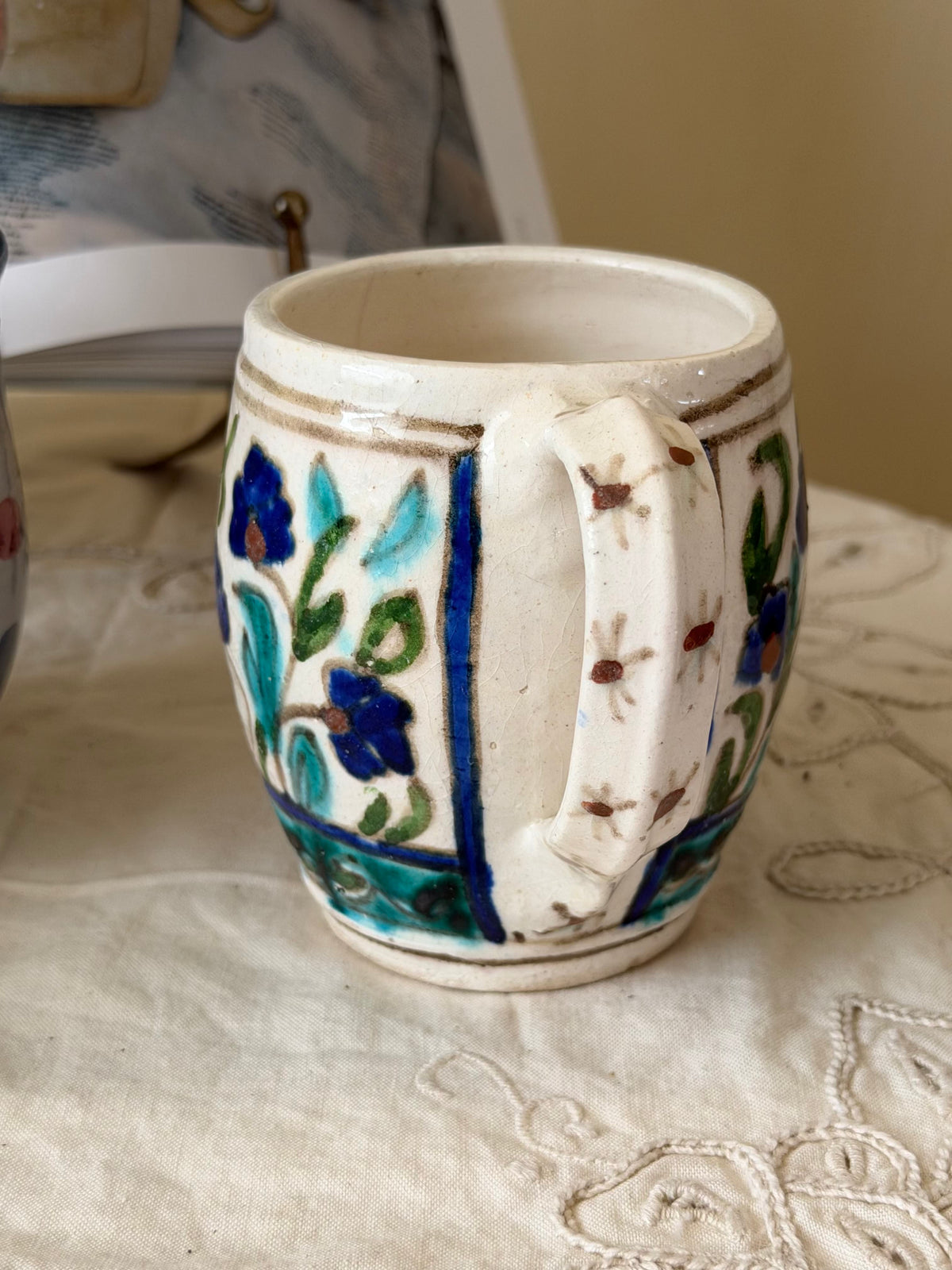 Diverse cani unice din ceramica lucrată manual