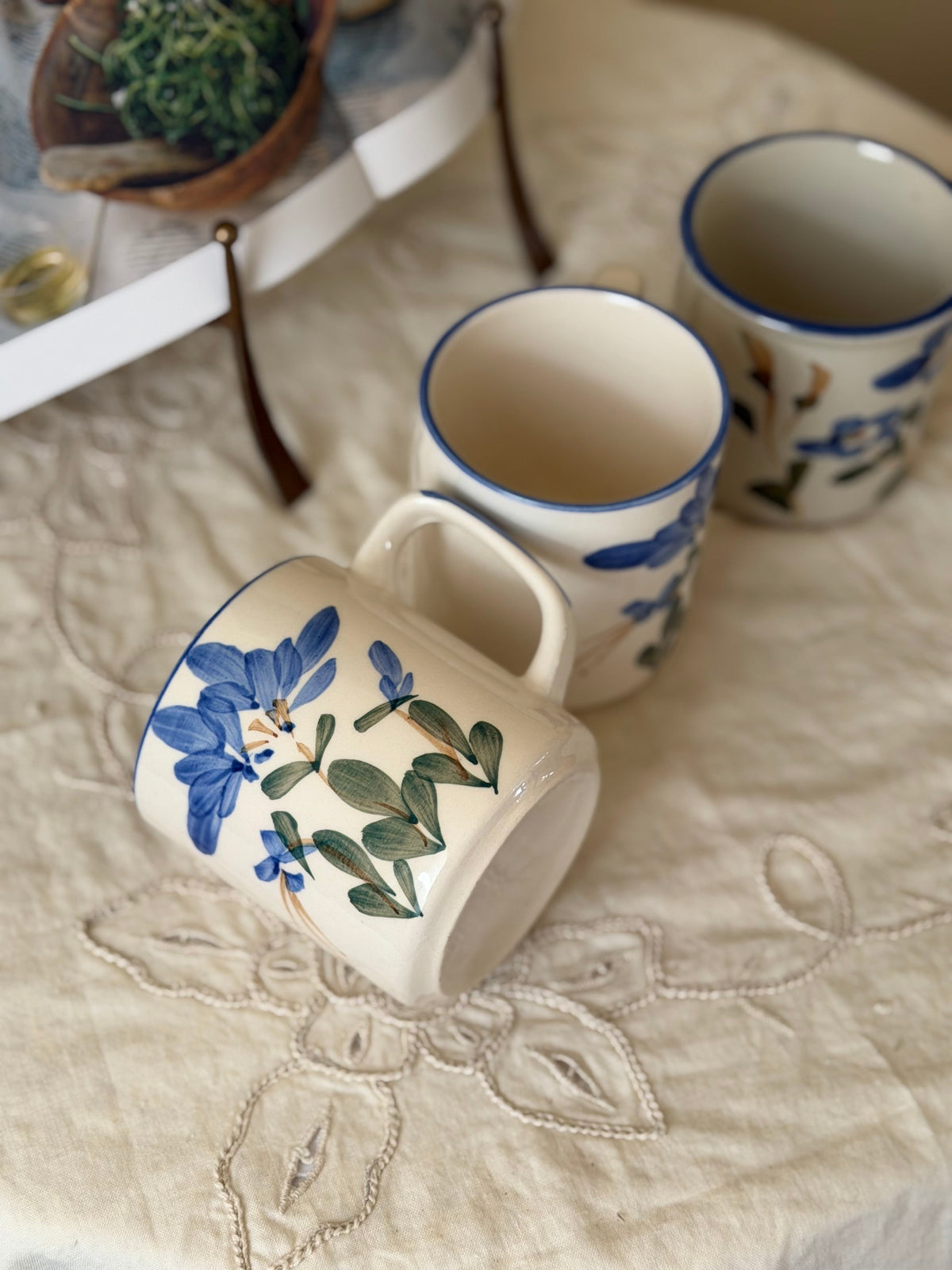 Diverse cani din ceramica pictate manual