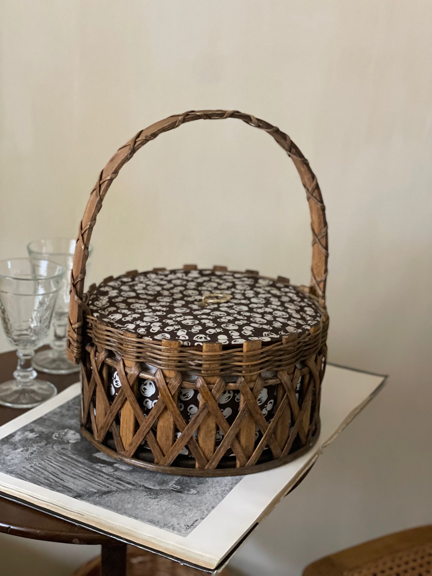 Cutie/coș vintage de cusut din ratan