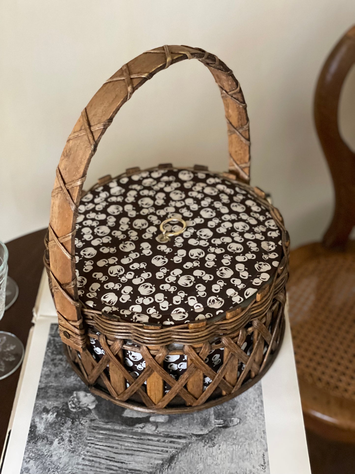 Cutie/coș vintage de cusut din ratan