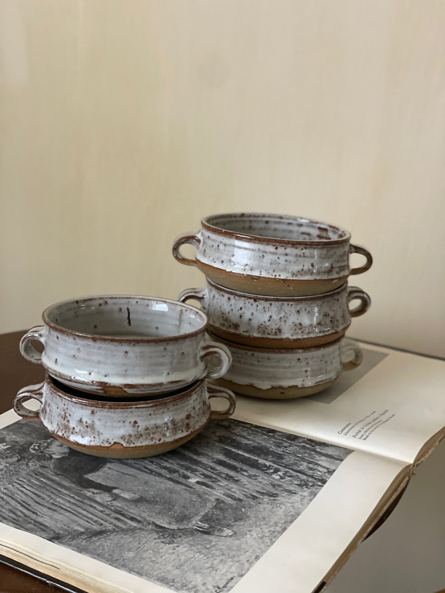 Boluri cu mânere din ceramică glazurată Peter Fitzner