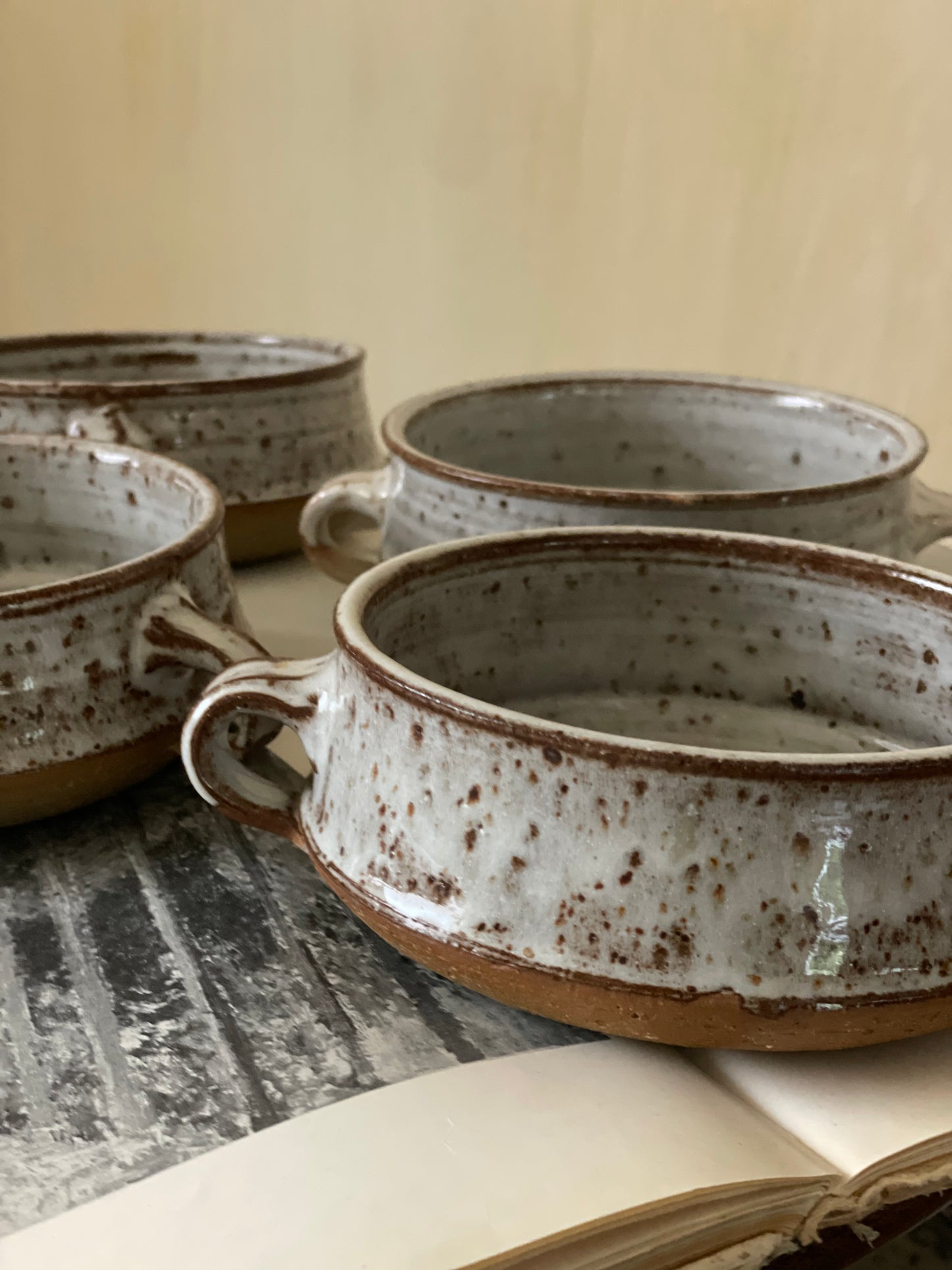 Boluri cu mânere din ceramică glazurată Peter Fitzner