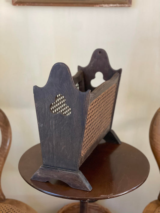 Suport vintage pentru reviste din lemn și ratan