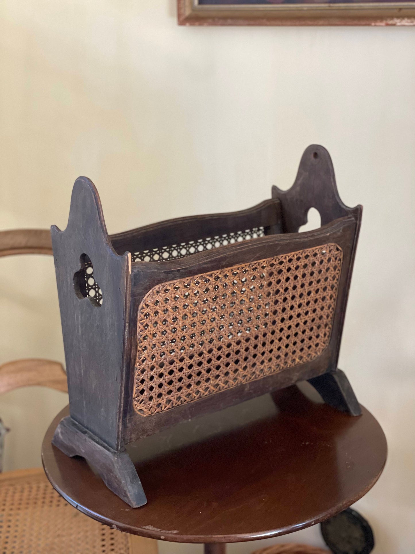 Suport vintage pentru reviste din lemn și ratan