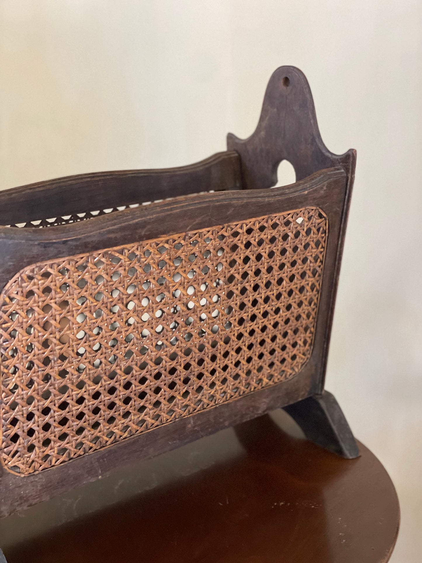 Suport vintage pentru reviste din lemn și ratan