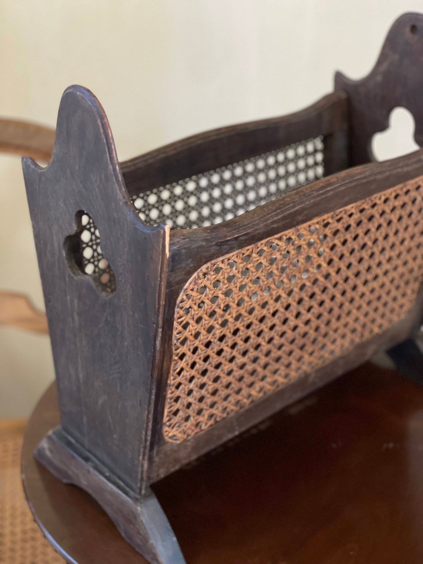 Suport vintage pentru reviste din lemn și ratan