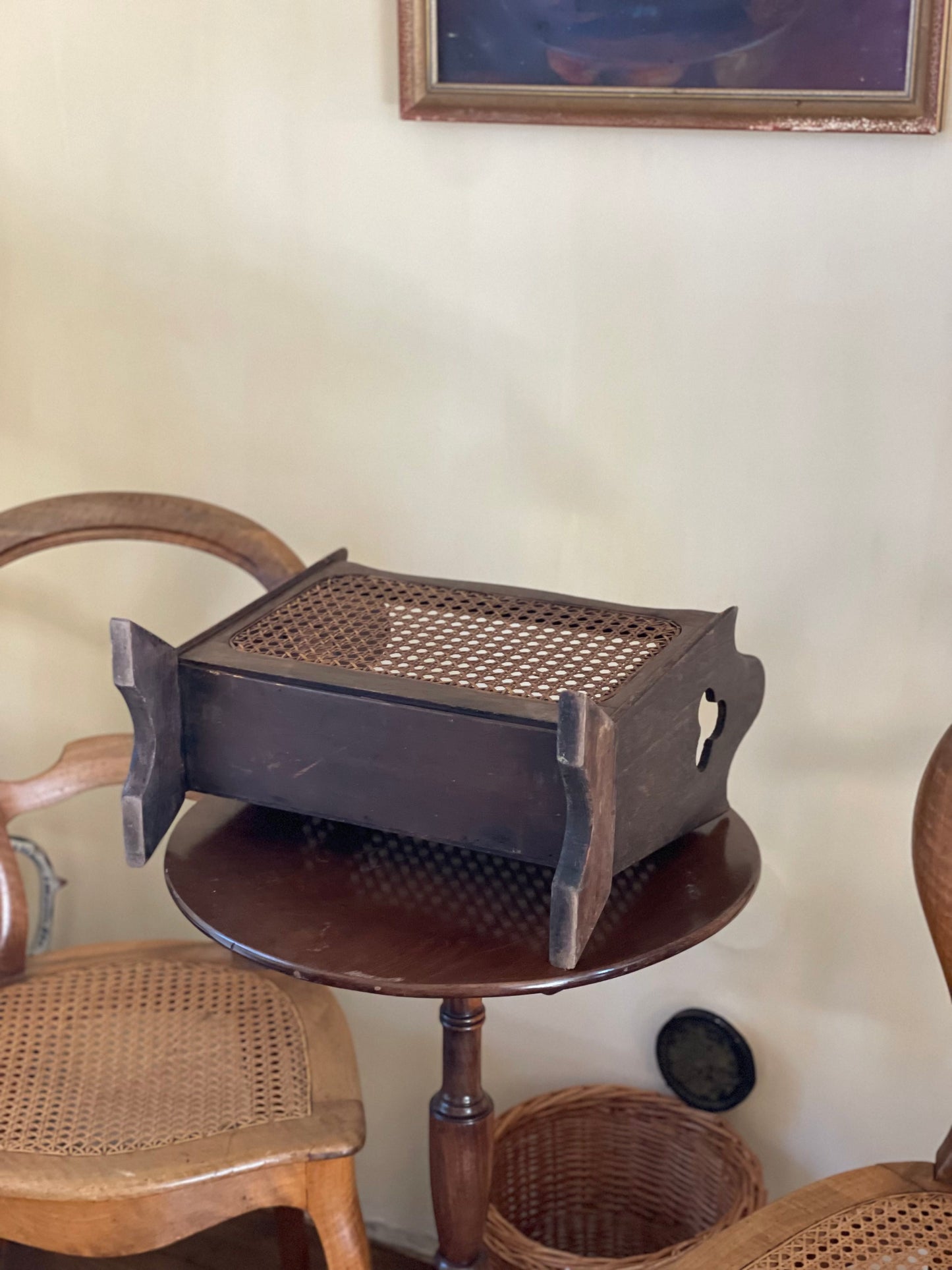 Suport vintage pentru reviste din lemn și ratan