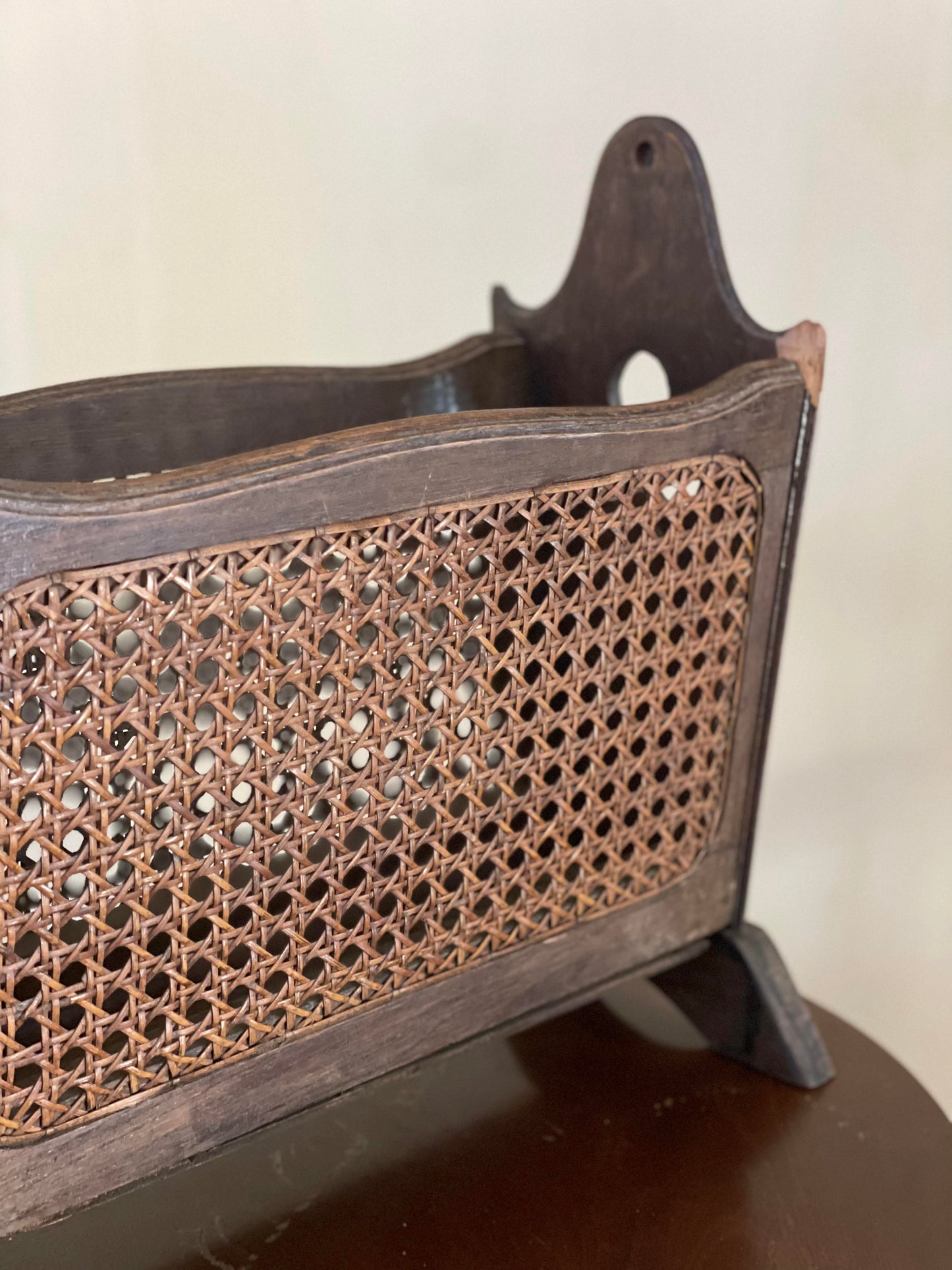 Suport vintage pentru reviste din lemn și ratan