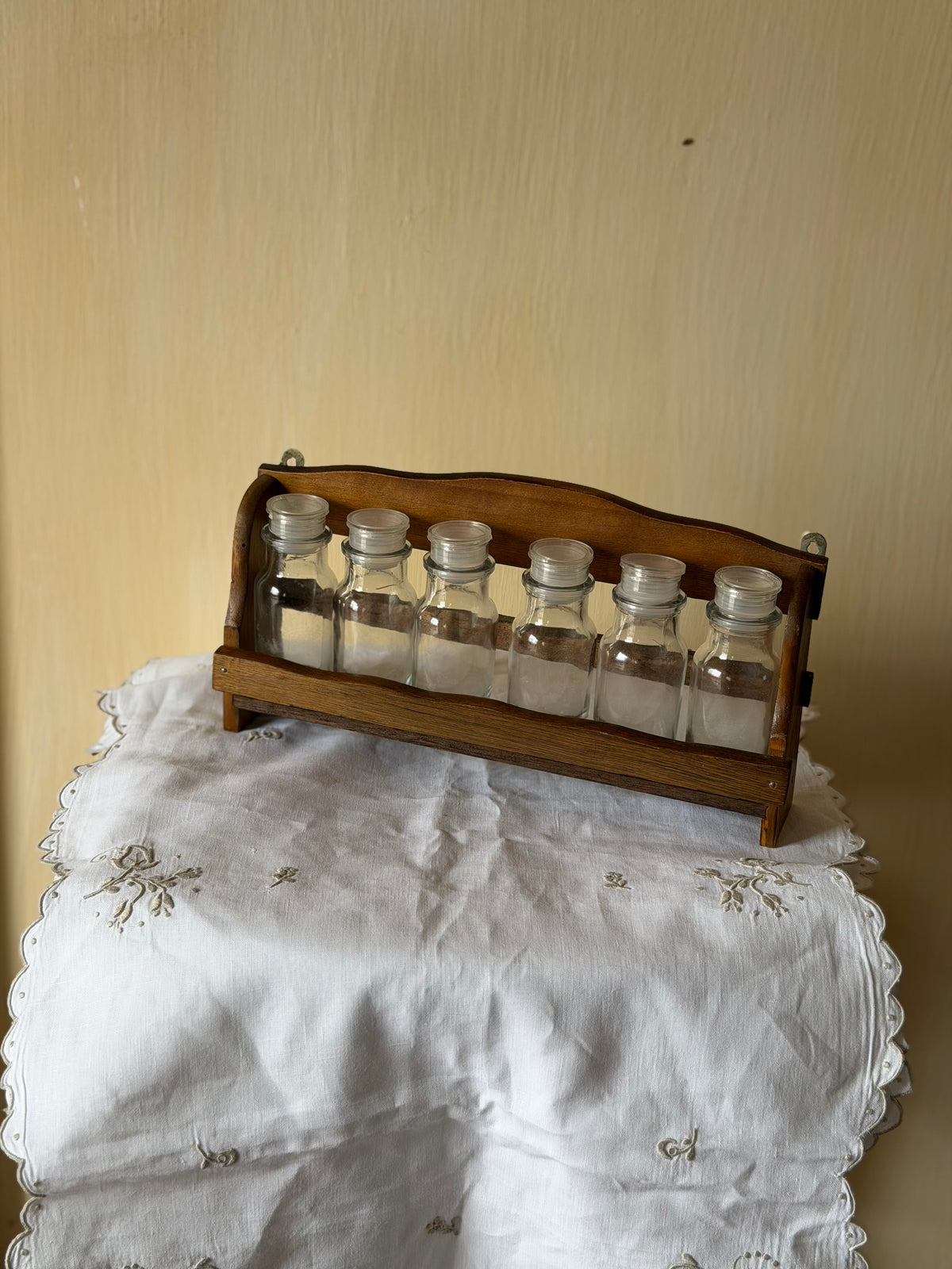 Suport vintage din lemn+recipiente pentru condimente, Franța