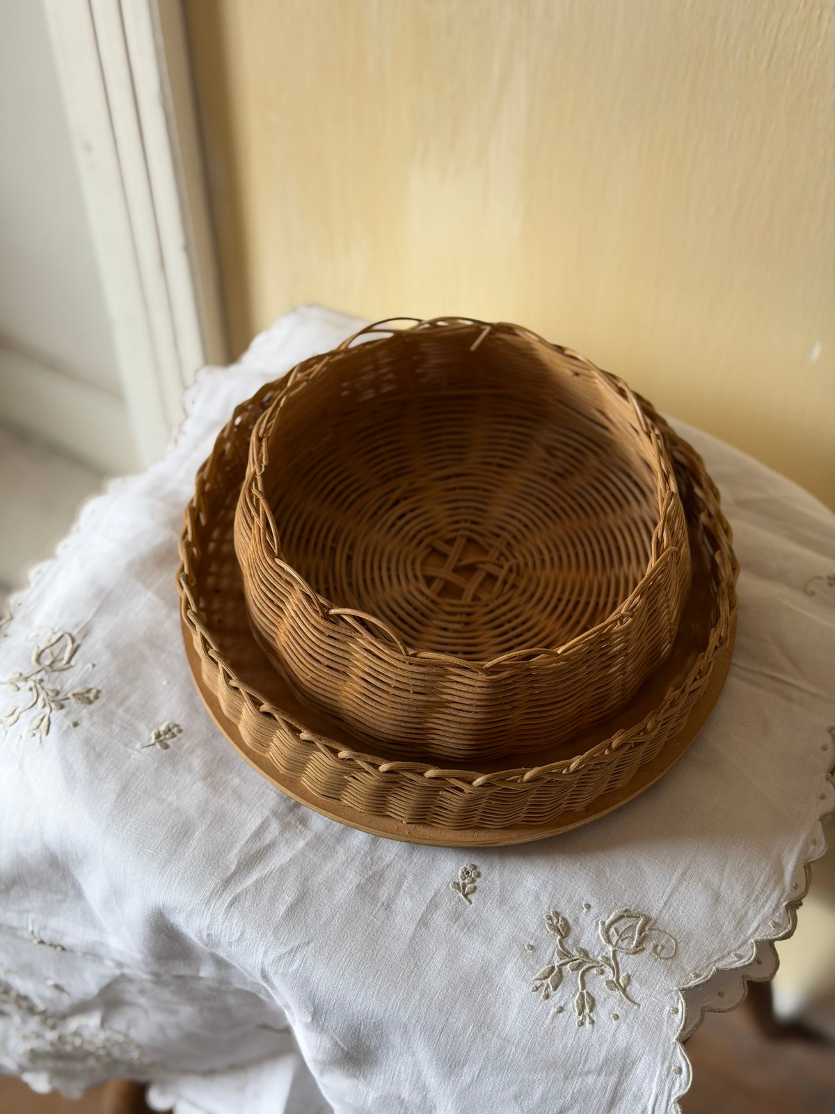 Cos vintage impletit din răchită, pentru pâine