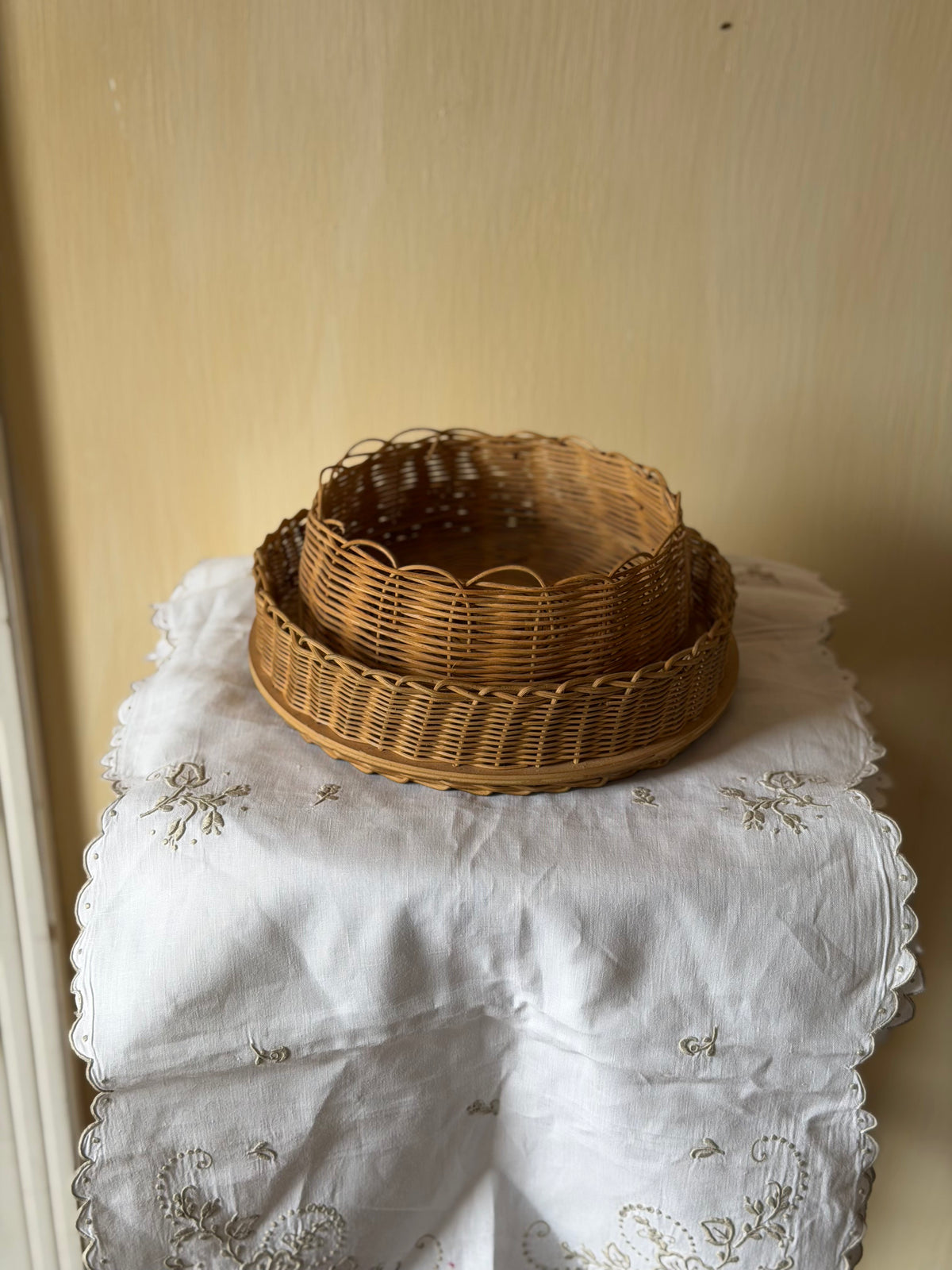 Cos vintage impletit din răchită, pentru pâine