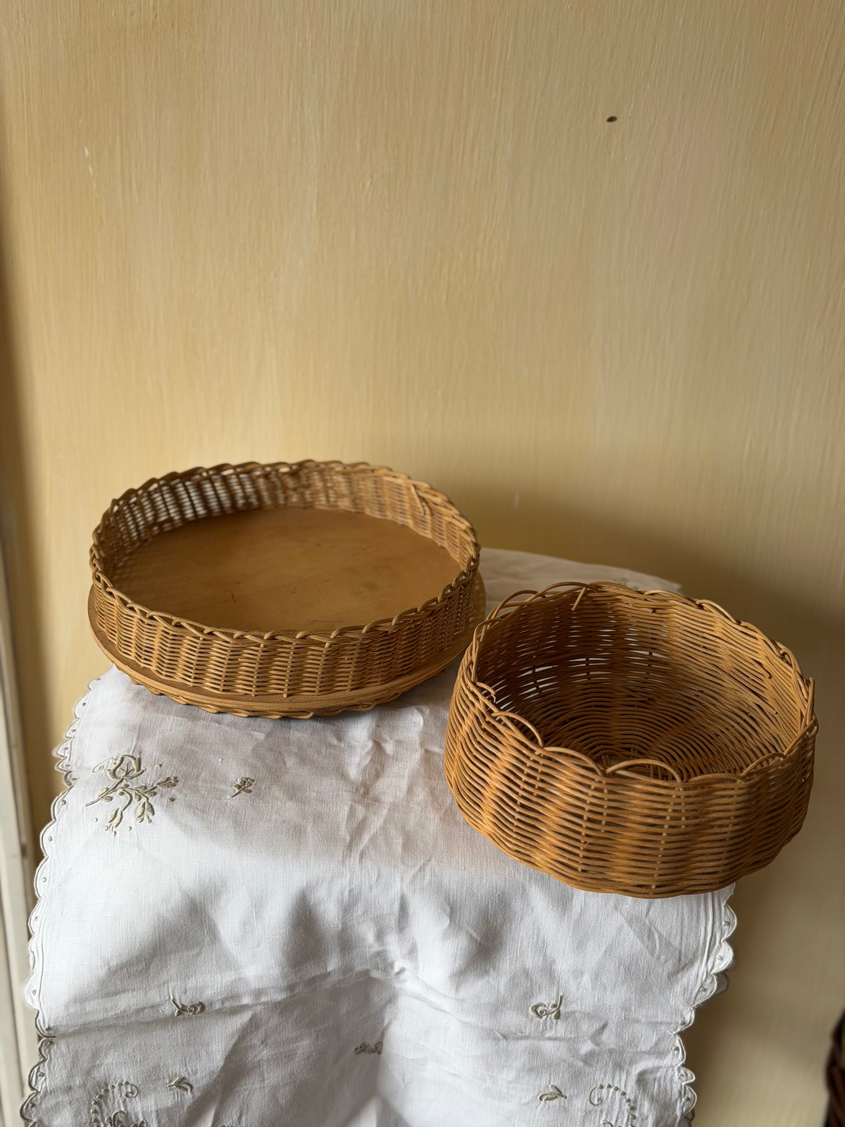 Cos vintage impletit din răchită, pentru pâine