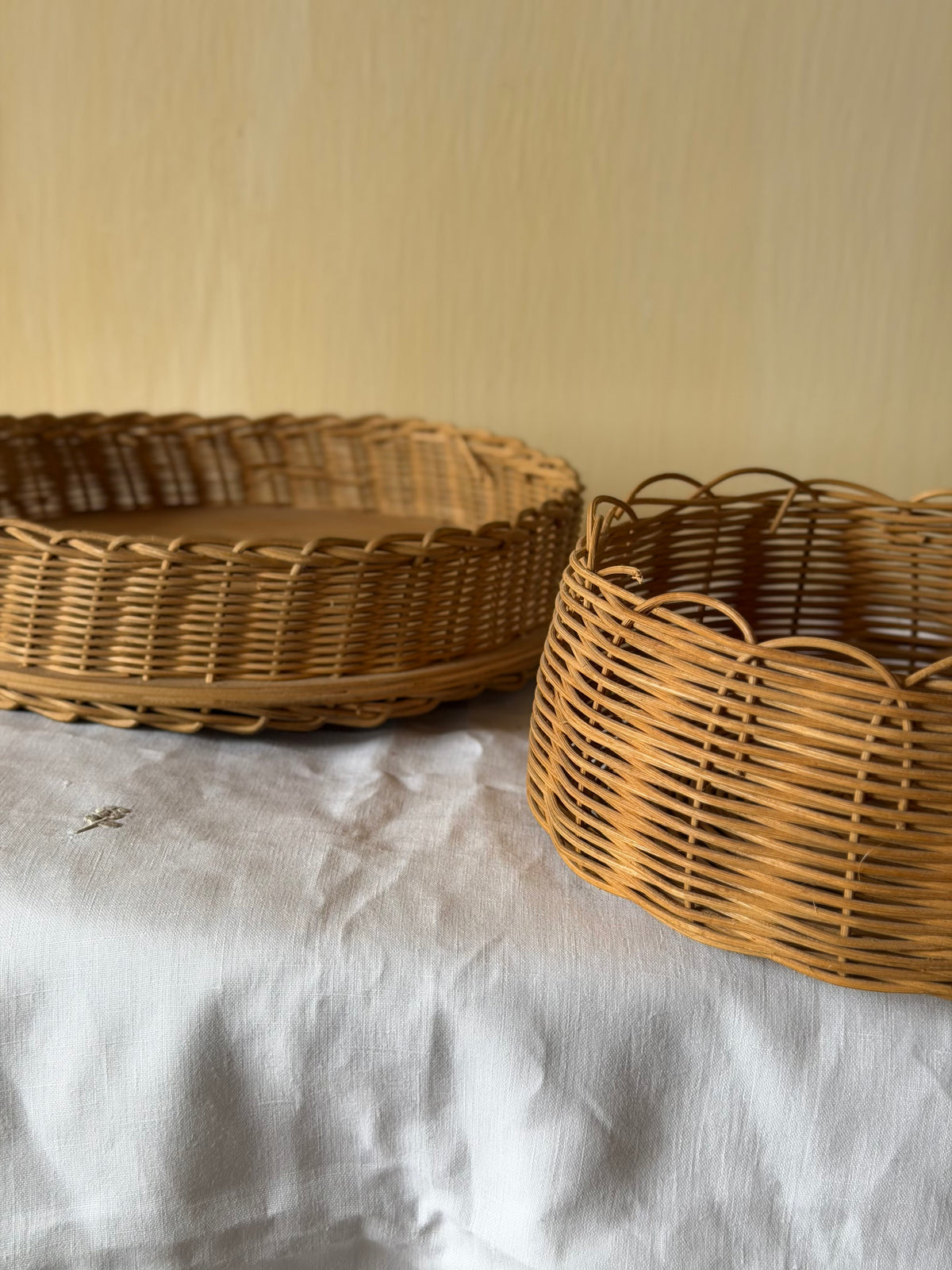Cos vintage impletit din răchită, pentru pâine