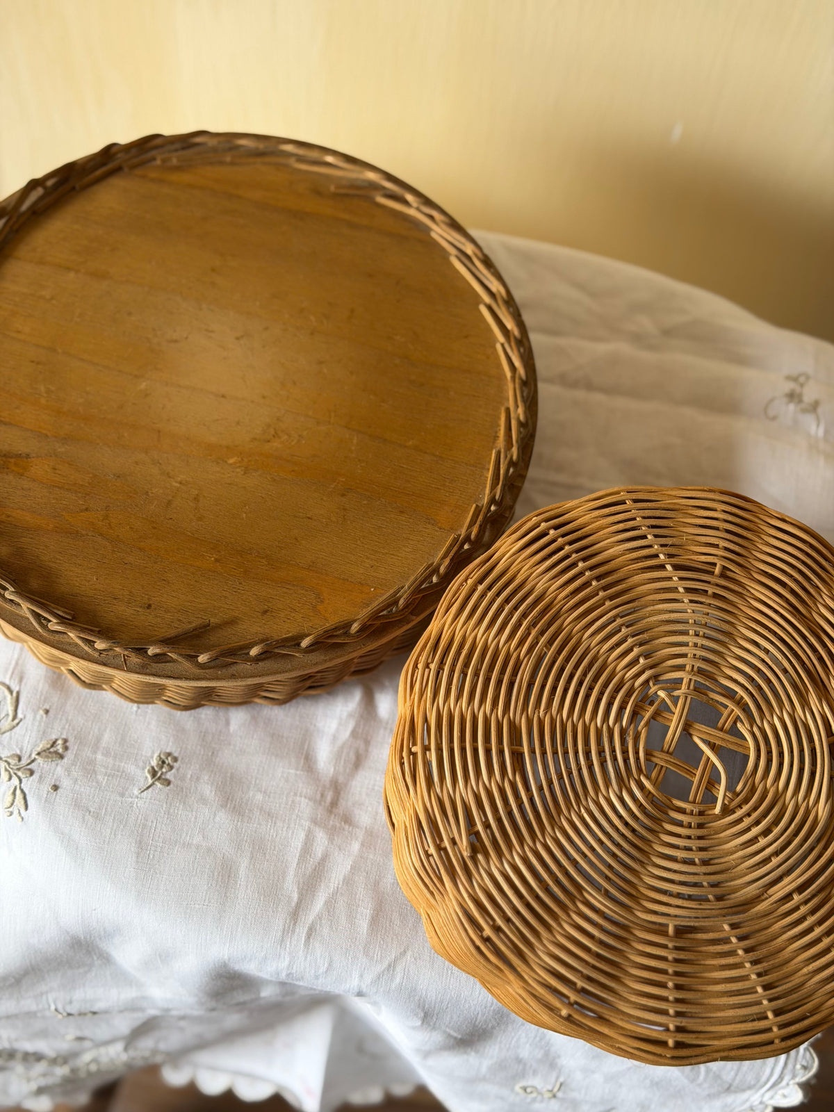 Cos vintage impletit din răchită, pentru pâine