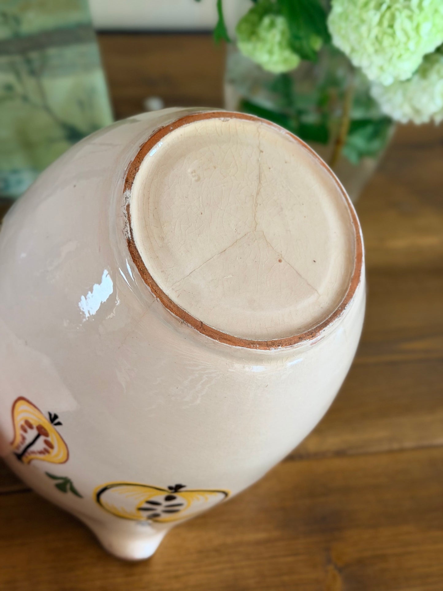 Vas vechi înalt pictat manual din ceramică, cu buză de scurgere