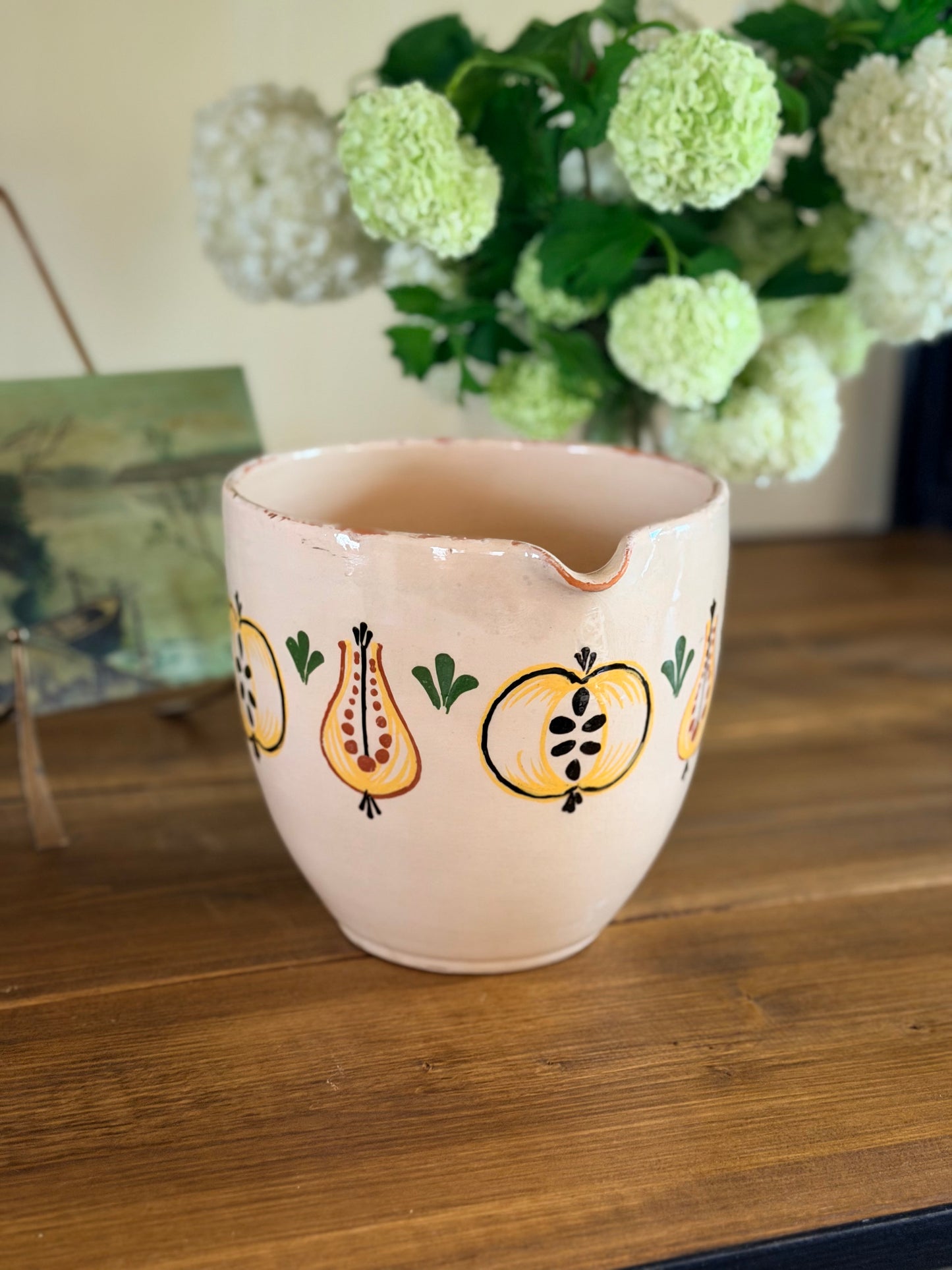 Vas vechi înalt pictat manual din ceramică, cu buză de scurgere