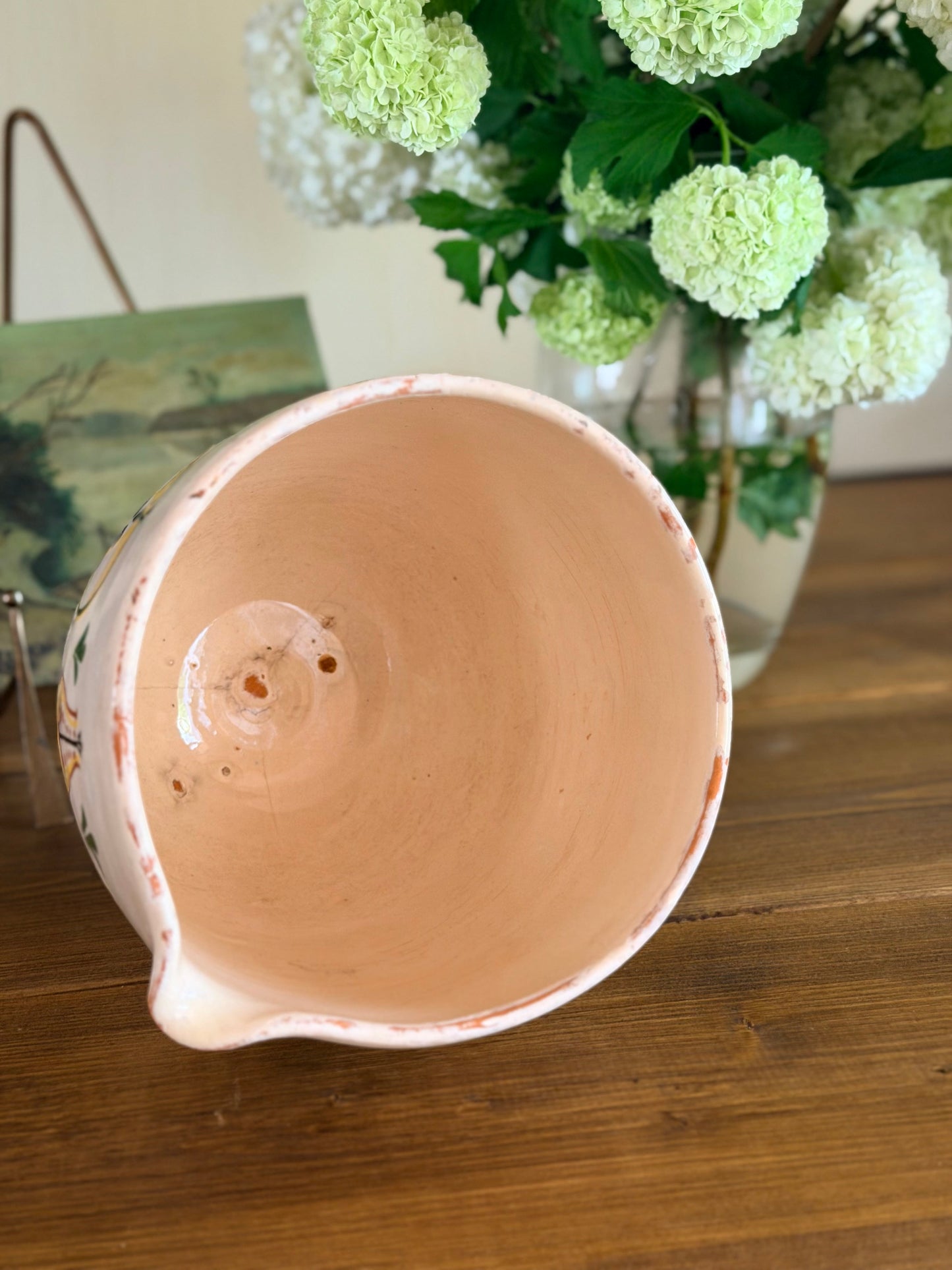 Vas vechi înalt pictat manual din ceramică, cu buză de scurgere