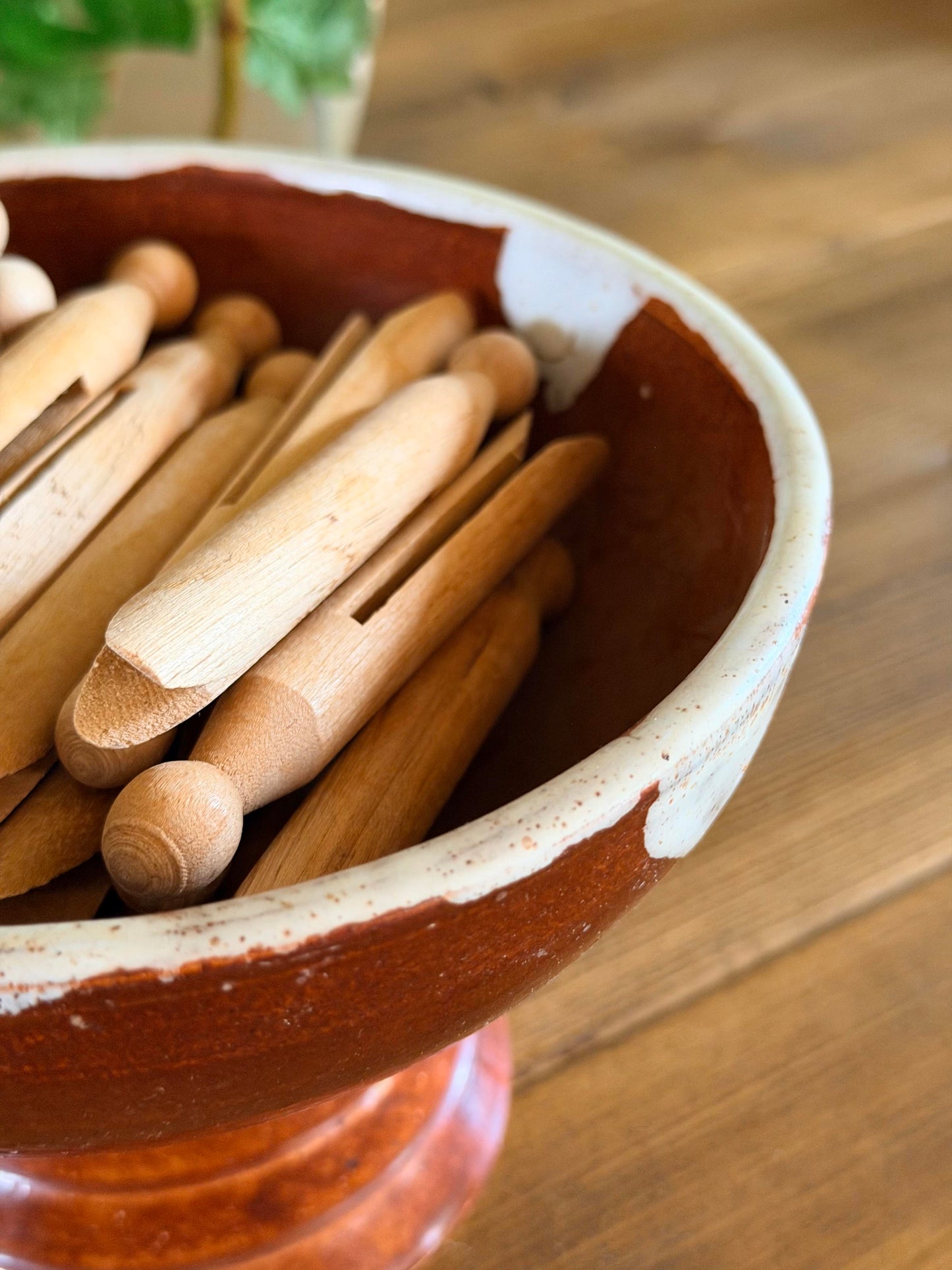 Bol cu picior pentru fructe din ceramică, lucrat manual