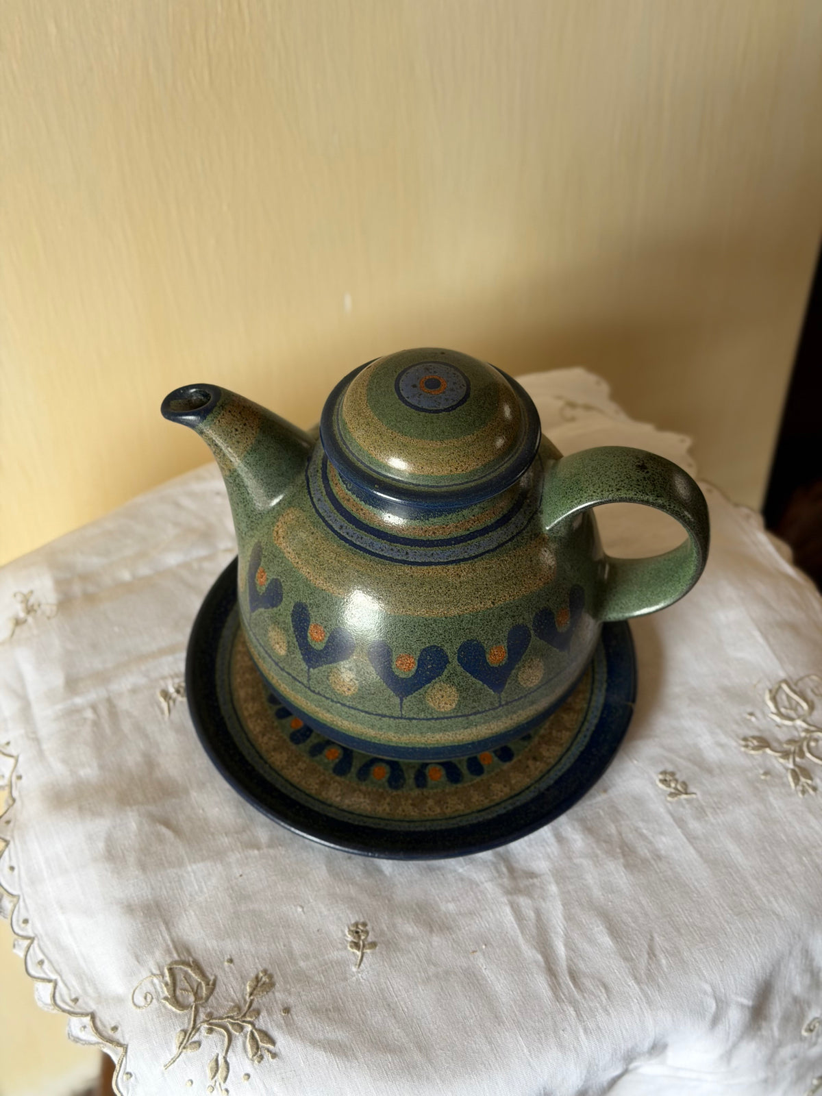 Set de ceainic si farfurie design vintage, din ceramica