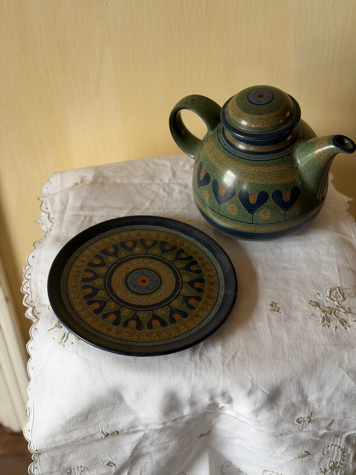 Set de ceainic si farfurie design vintage, din ceramica