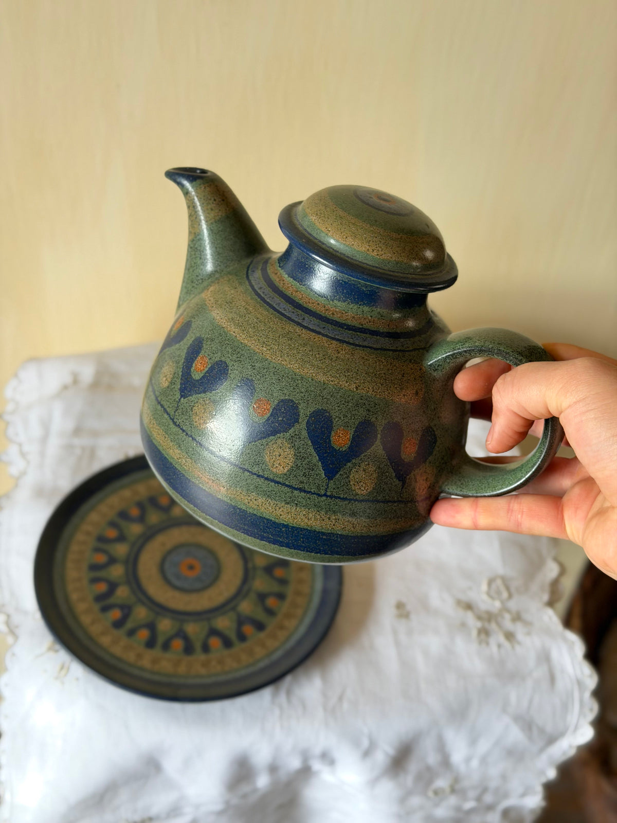 Set de ceainic si farfurie design vintage, din ceramica