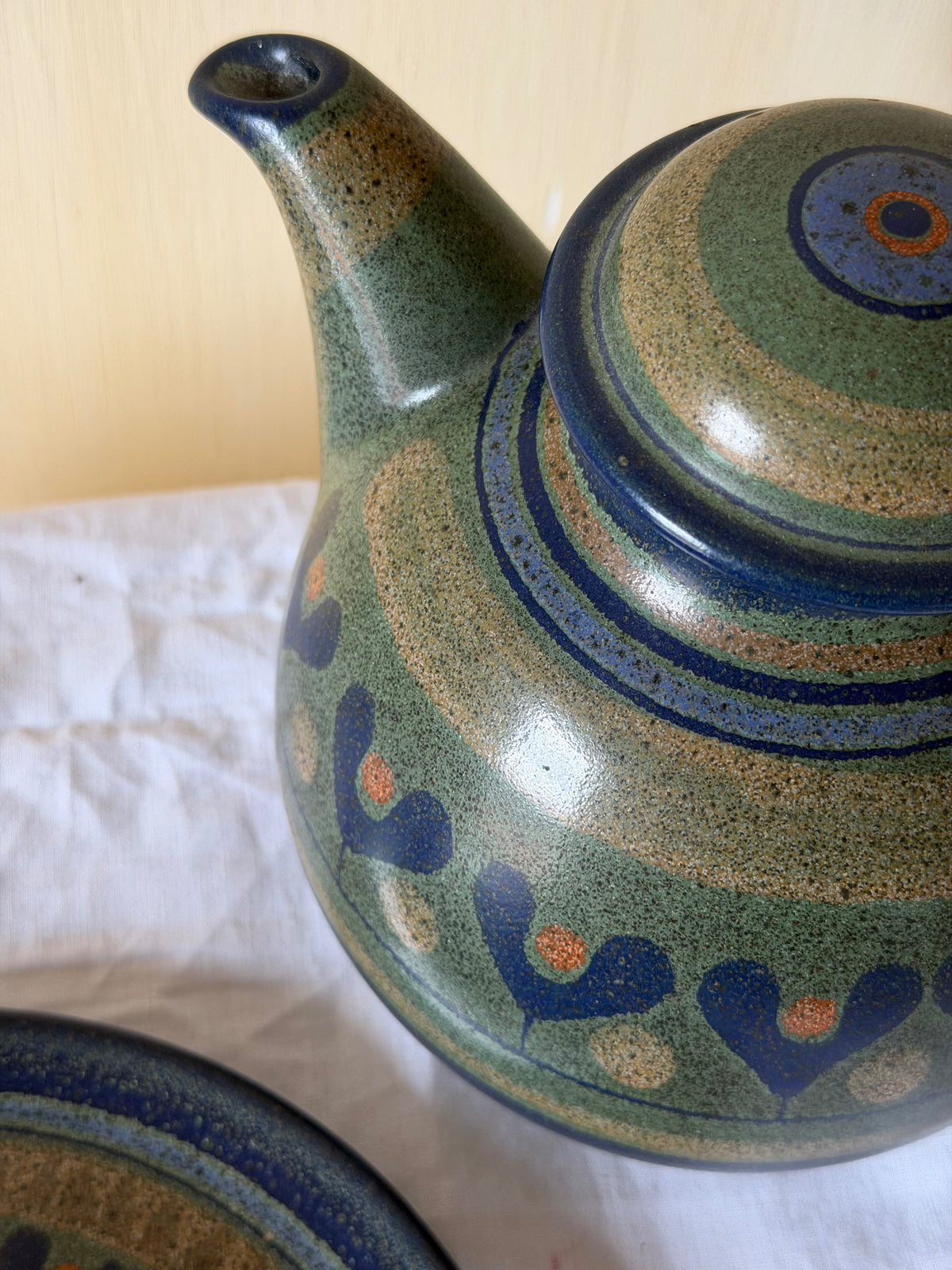 Set de ceainic si farfurie design vintage, din ceramica