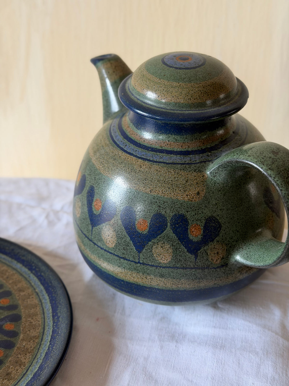 Set de ceainic si farfurie design vintage, din ceramica