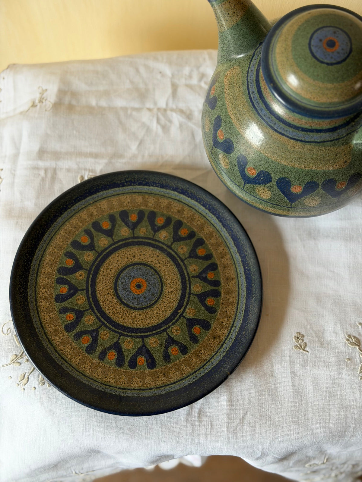 Set de ceainic si farfurie design vintage, din ceramica
