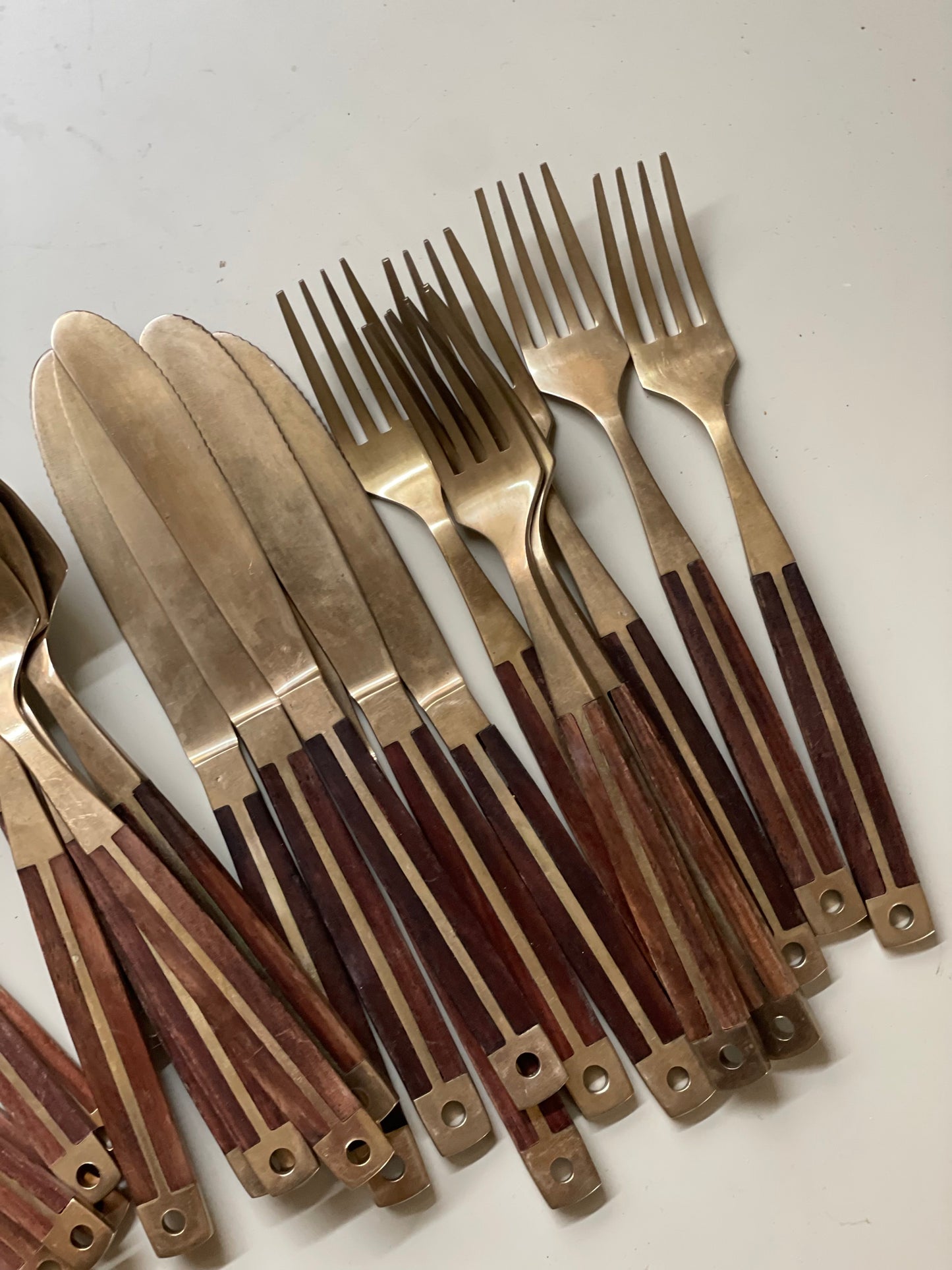 Tacâmuri rafinate din bronz și lemn trandafir Jean Claude